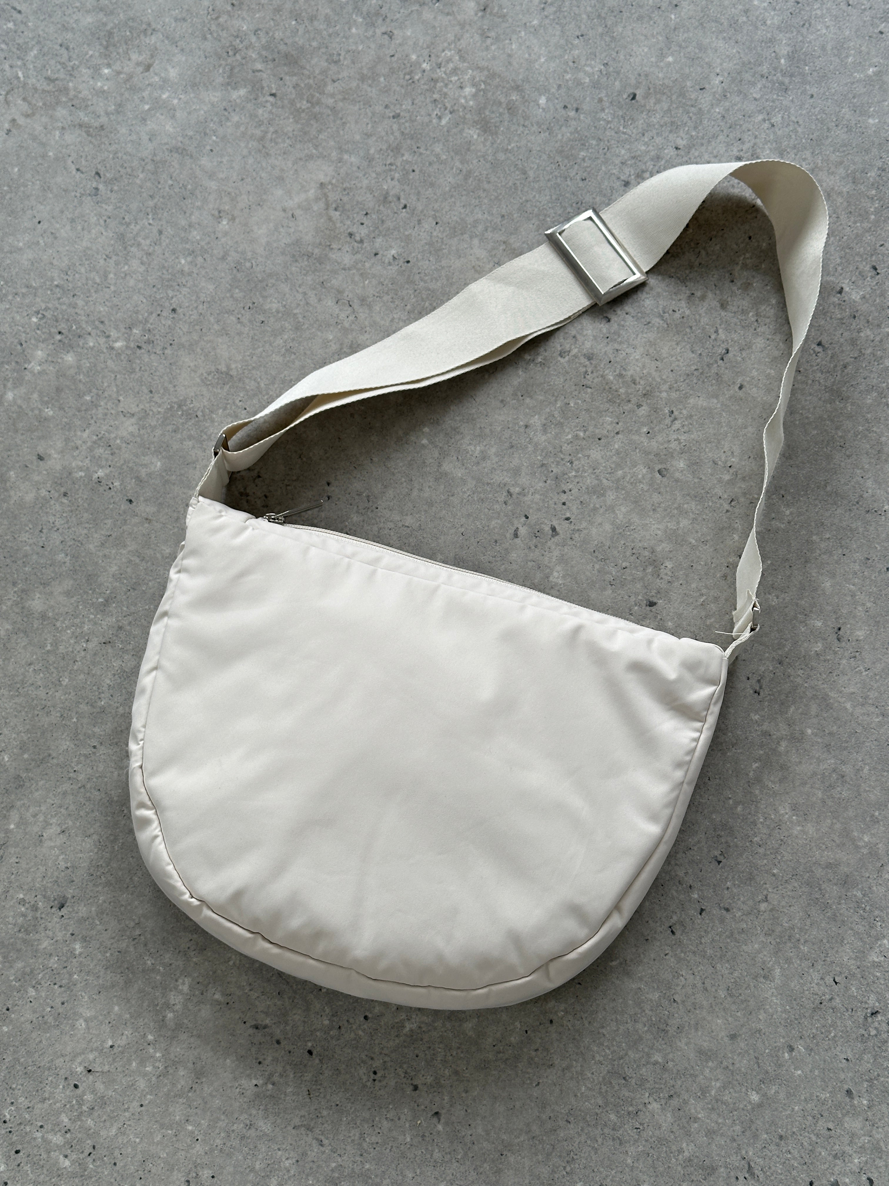 Vintage waterproof round crossbody bag with a leather strap and classic design, perfect for casual outings.