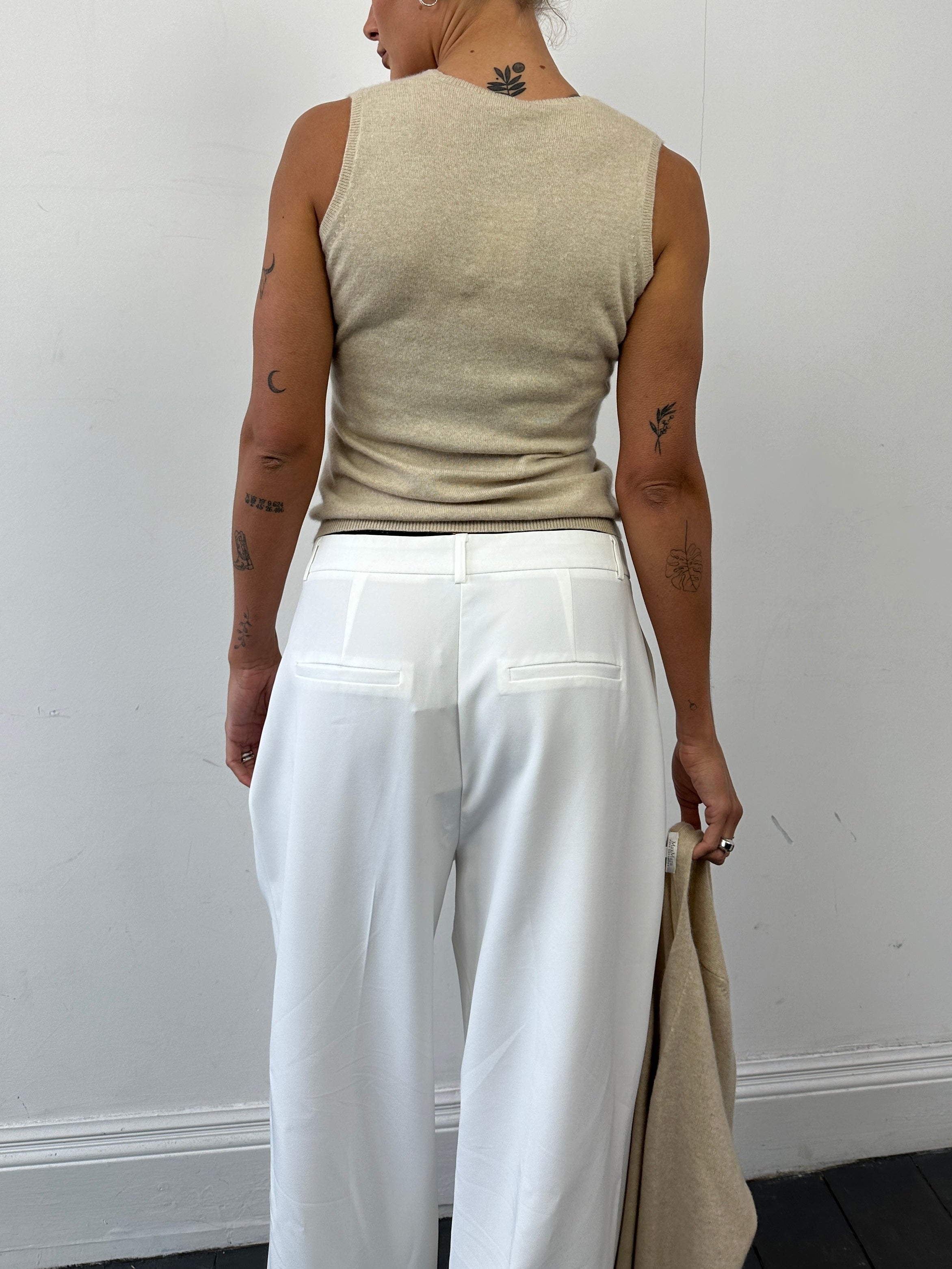 Max Mara pure cashmere two-piece vest and cardigan set, lightweight and soft, shown in a stylish two-piece design.