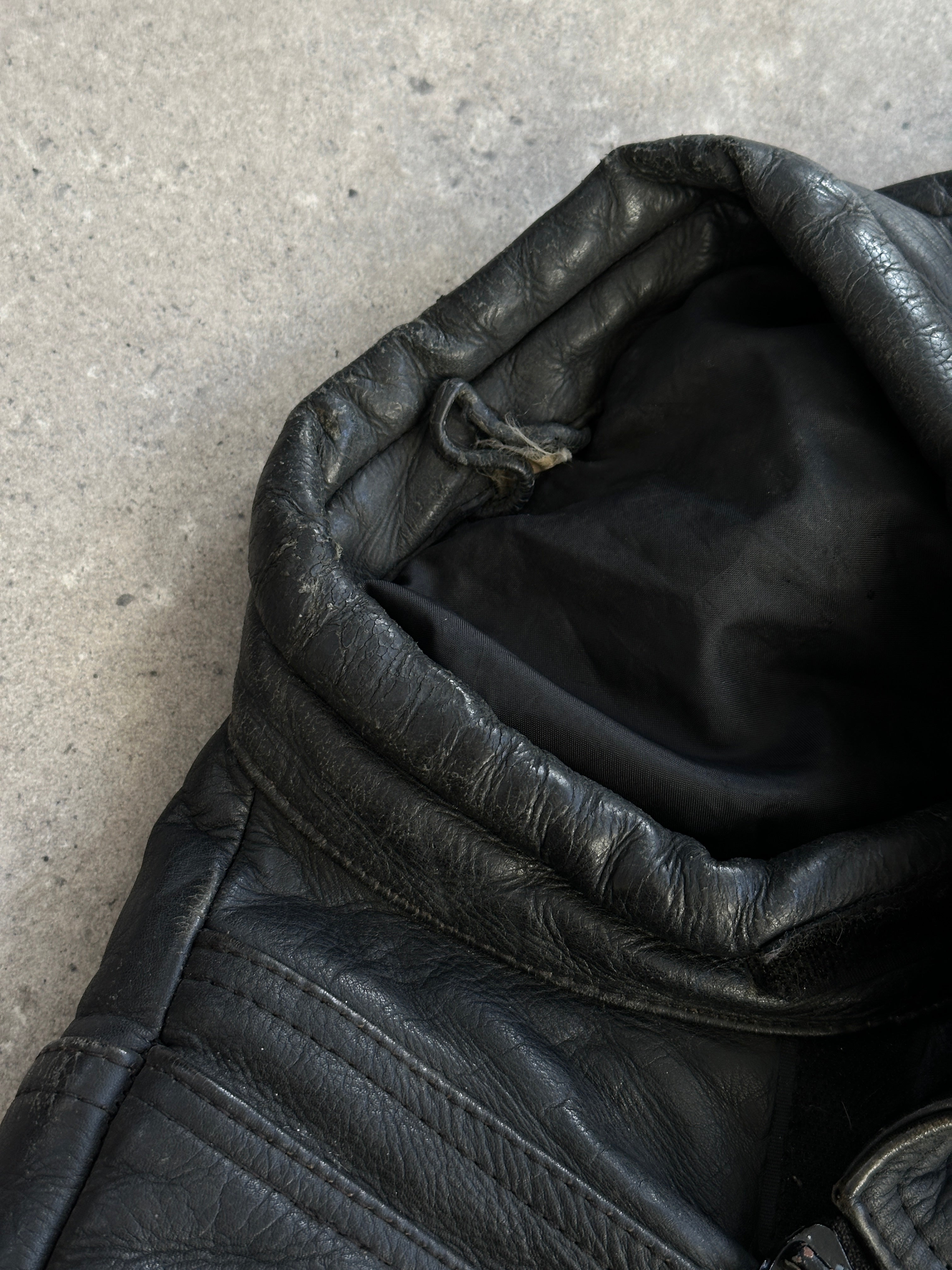 Vintage structured motorcycle leather jacket in size L/XL, featuring classic design and durable leather construction.