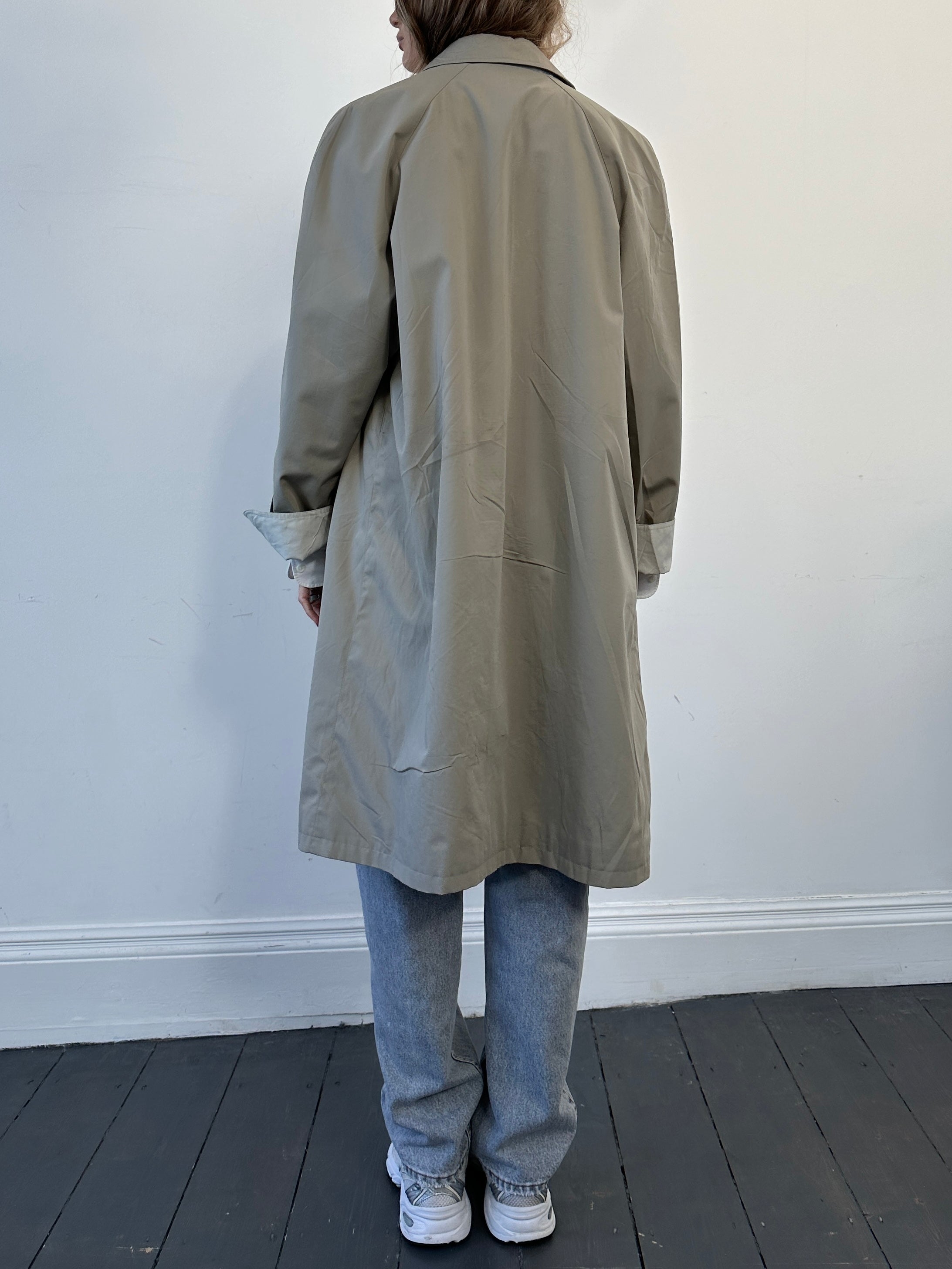 Vintage reversible water-resistant trench coat in size L/XL, featuring classic design and durable fabric for versatile weather protection.