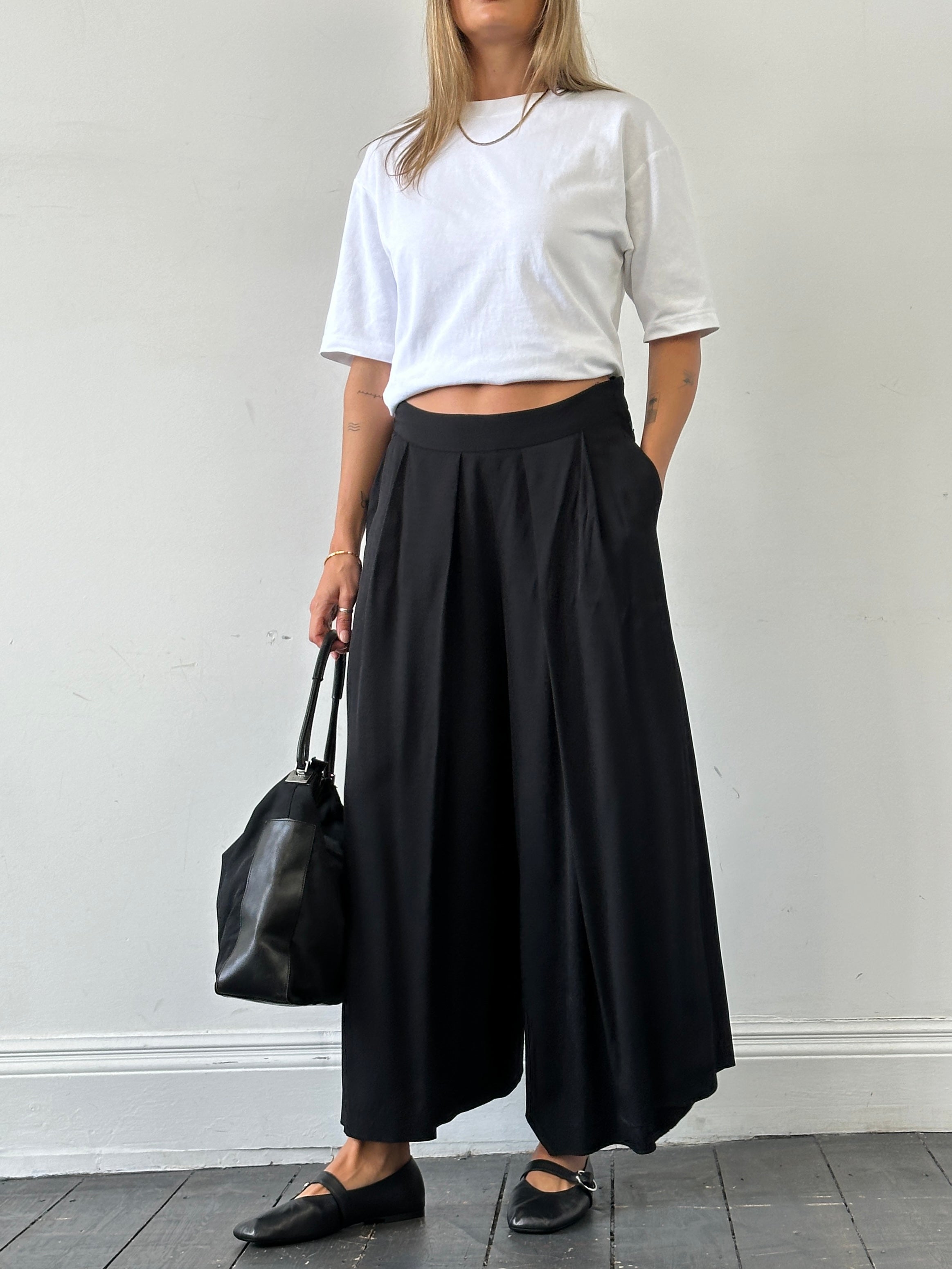 Jigsaw wide leg pleated culottes shorts in size W28, beige fabric with a flowy, relaxed fit and high waist design.