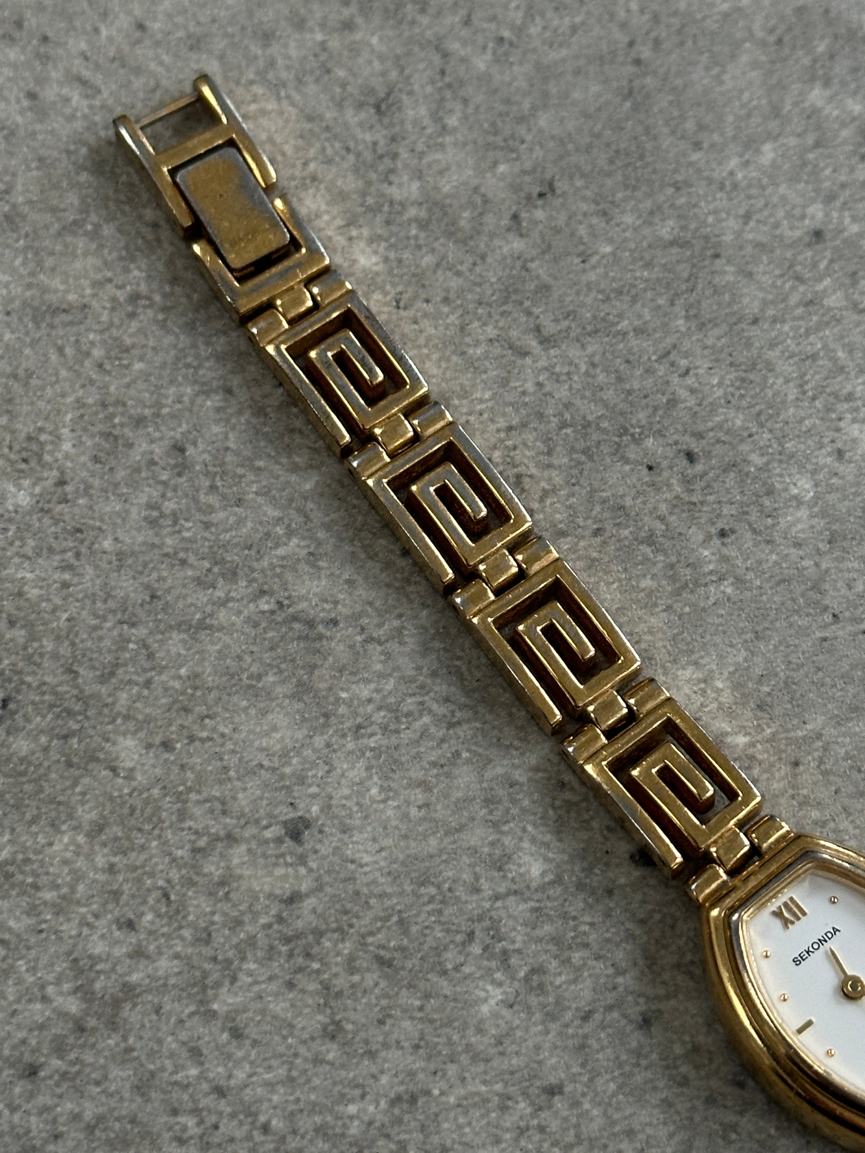 Sekonda 1990s gold-tone oval geometric quartz watch with a stylish vintage design and precise timekeeping.
