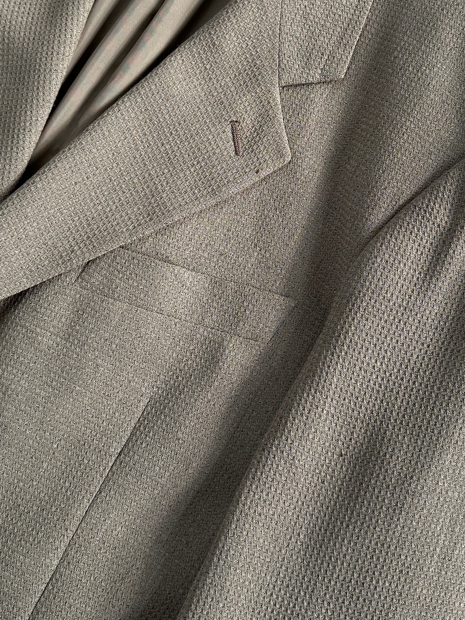 Giorgio Armani Le Collezioni 1990s wool woven blazer in size 40R/L, featuring classic tailored design and textured fabric.