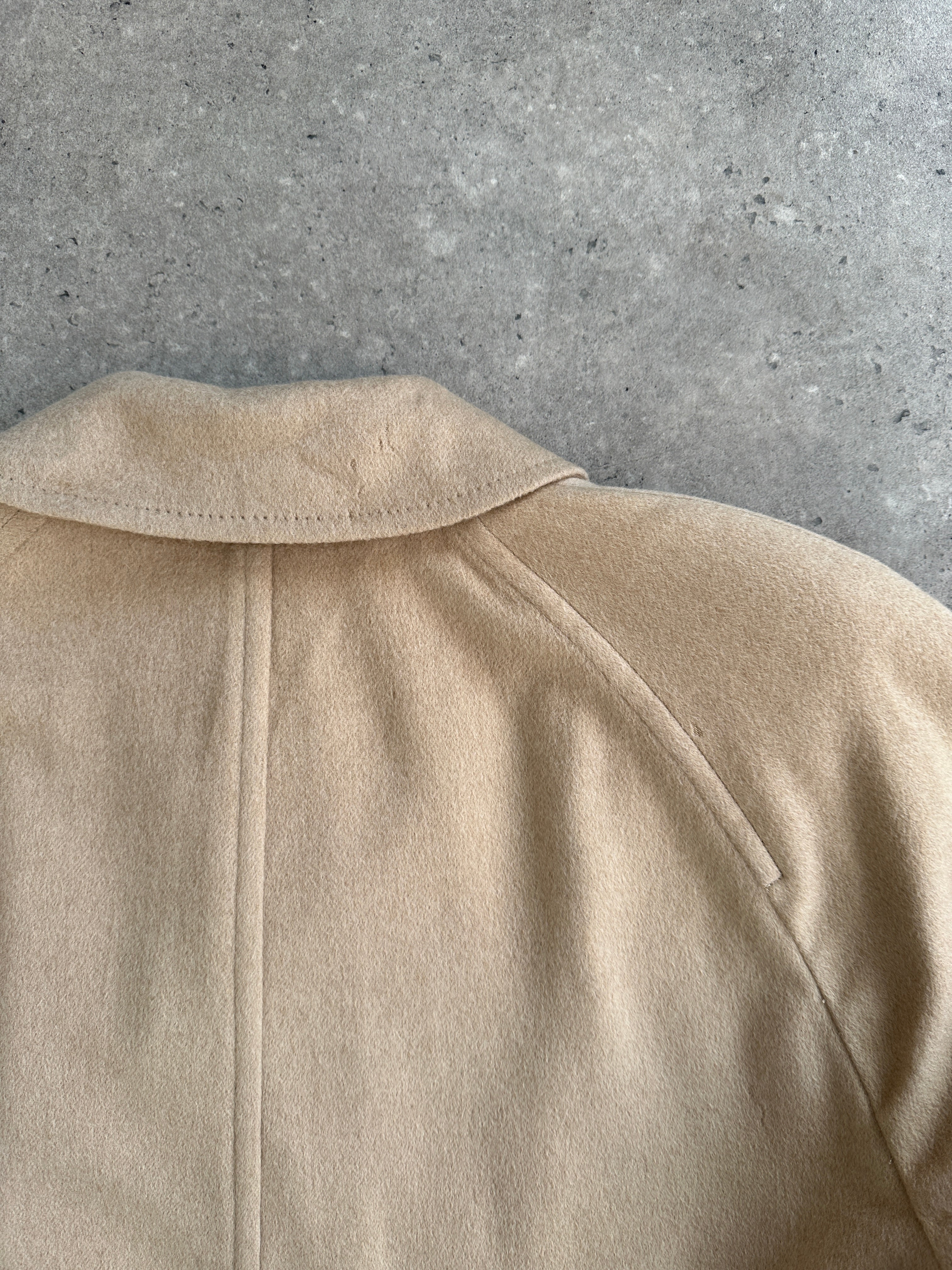 Burberry Pure Cashmere double-faced single-breasted coat in size L, featuring classic design and elegant tailoring.