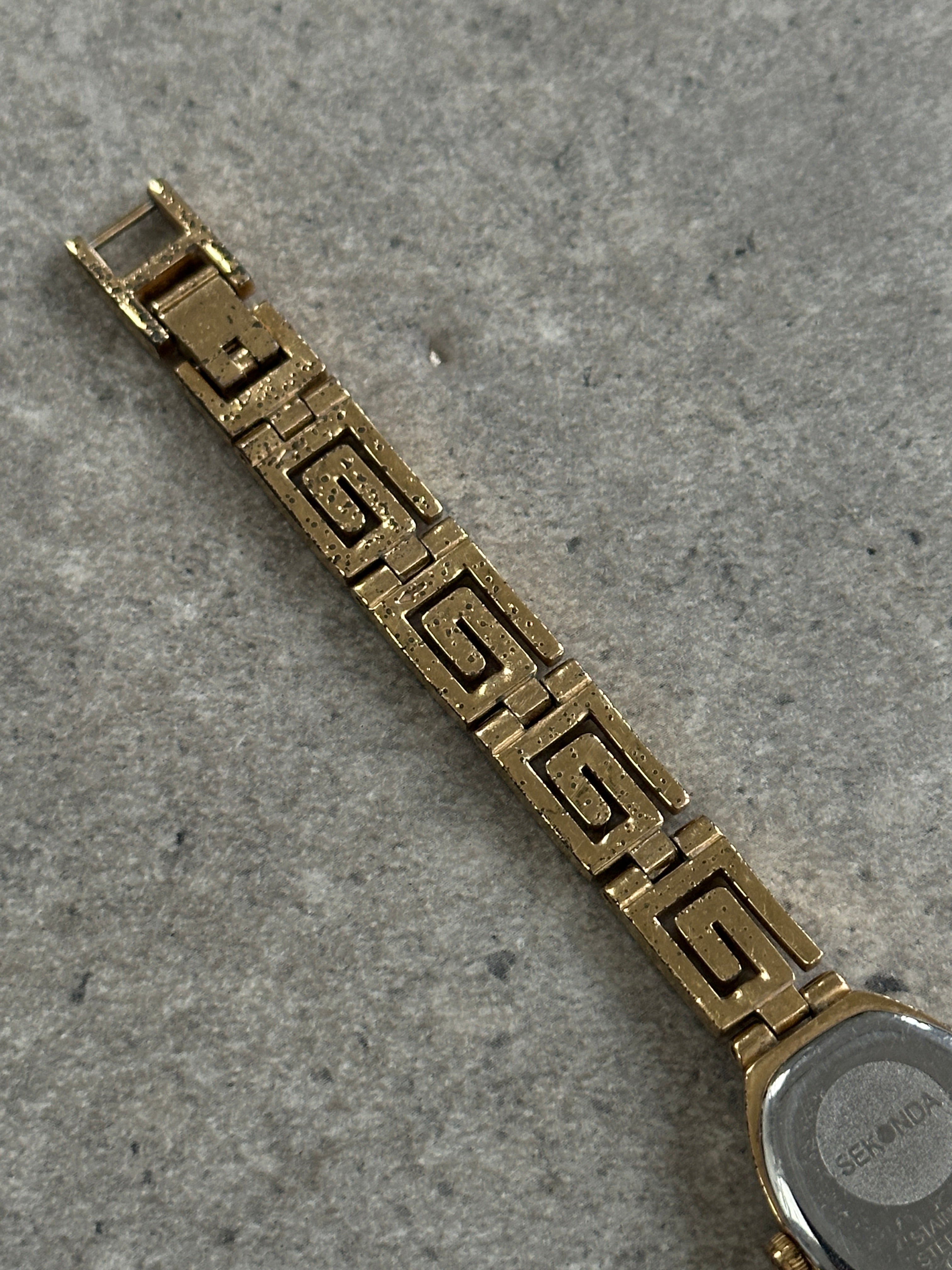Sekonda 1990s oval gold-tone geometric quartz watch with a sleek design and classic appearance.