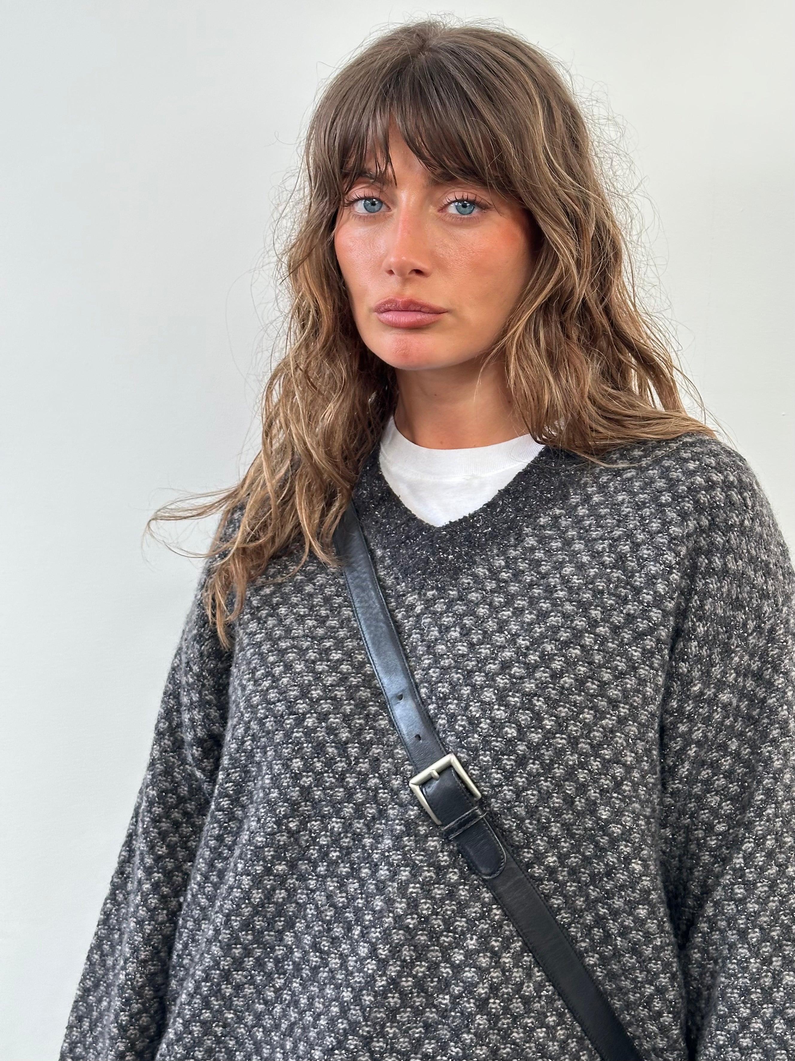 Vintage 1990s Italian wool silk V-neck knitted jumper in XL, featuring a classic vintage design and soft, textured knit fabric.