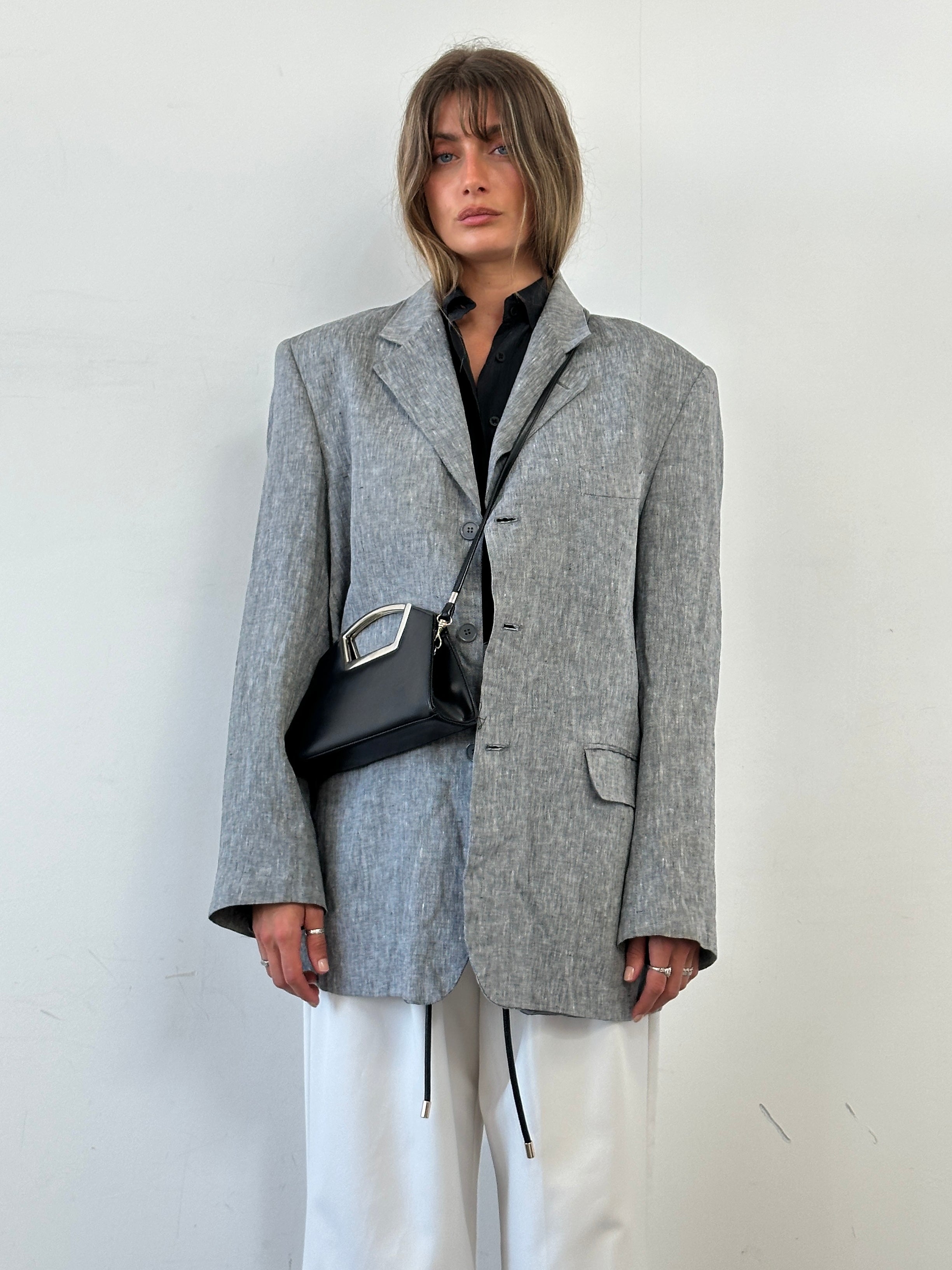 Italian vintage linen blazer, lightweight single-breasted design in size 44R/XL, stylish and breathable for casual or formal wear.