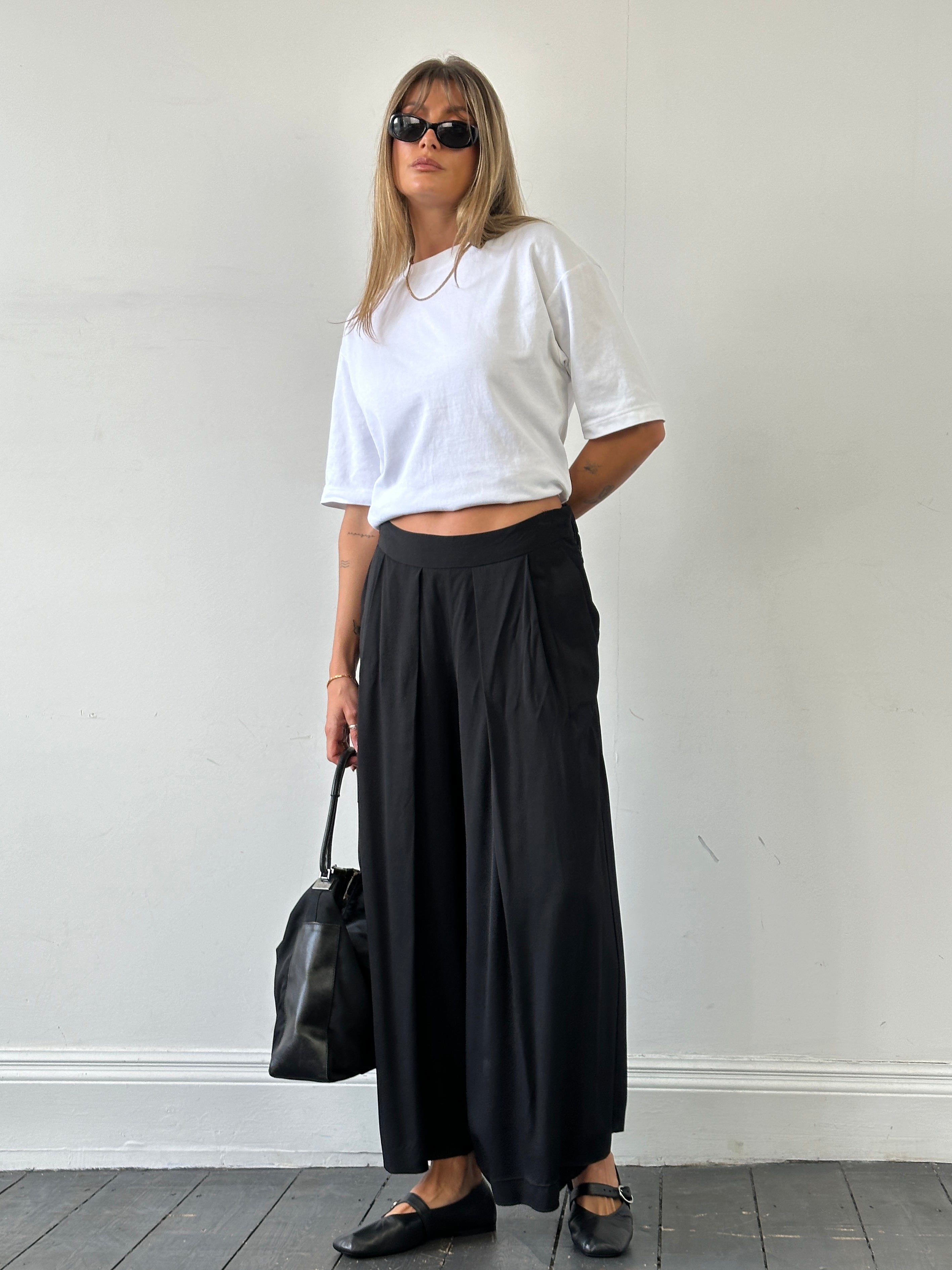 Jigsaw wide-leg pleated culottes shorts in size W28, featuring a flowy fabric and high waist design.