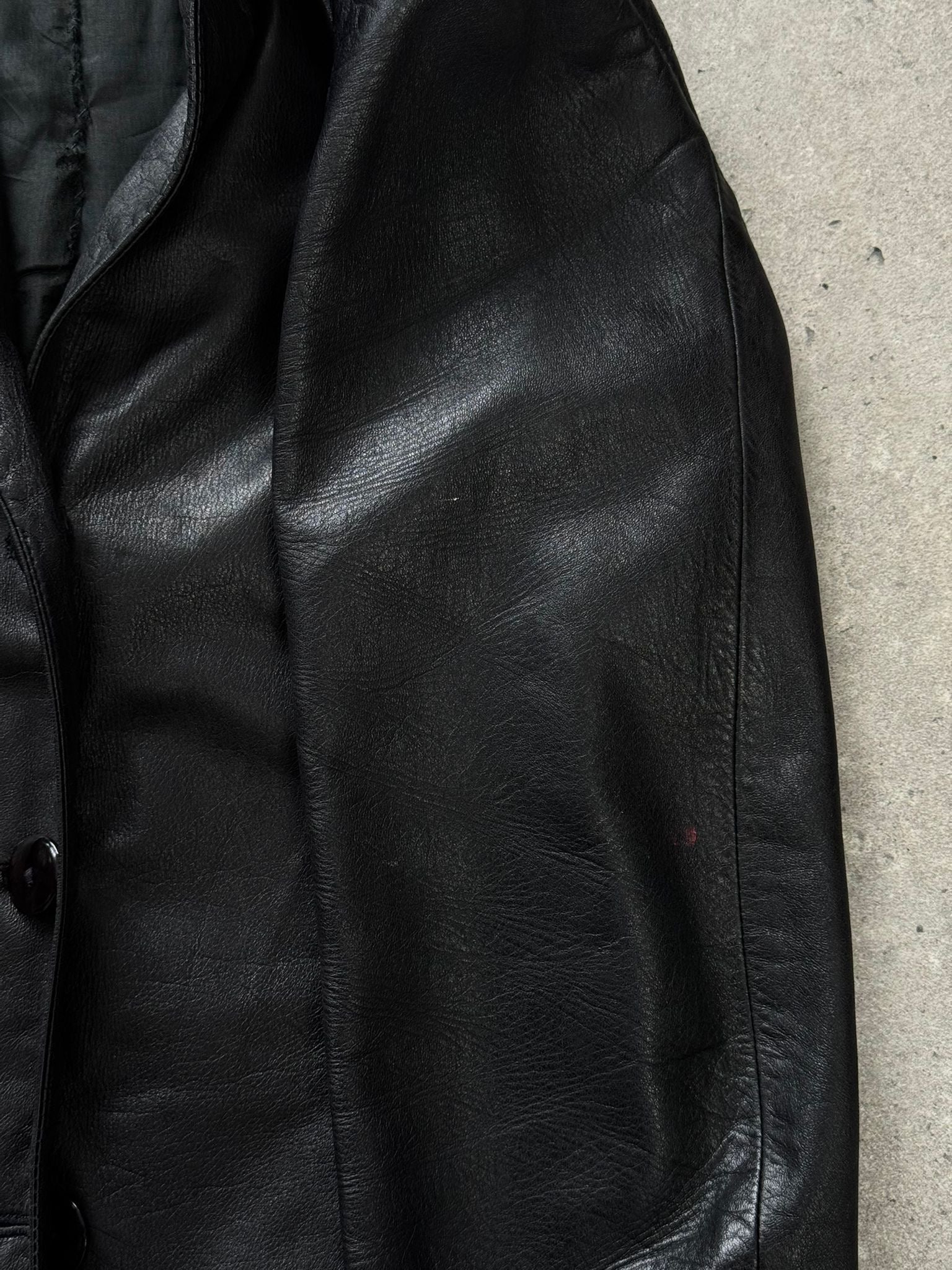Versace 1990s fitted leather jacket in XS with sleek design and classic details, showcasing high-quality leather craftsmanship.