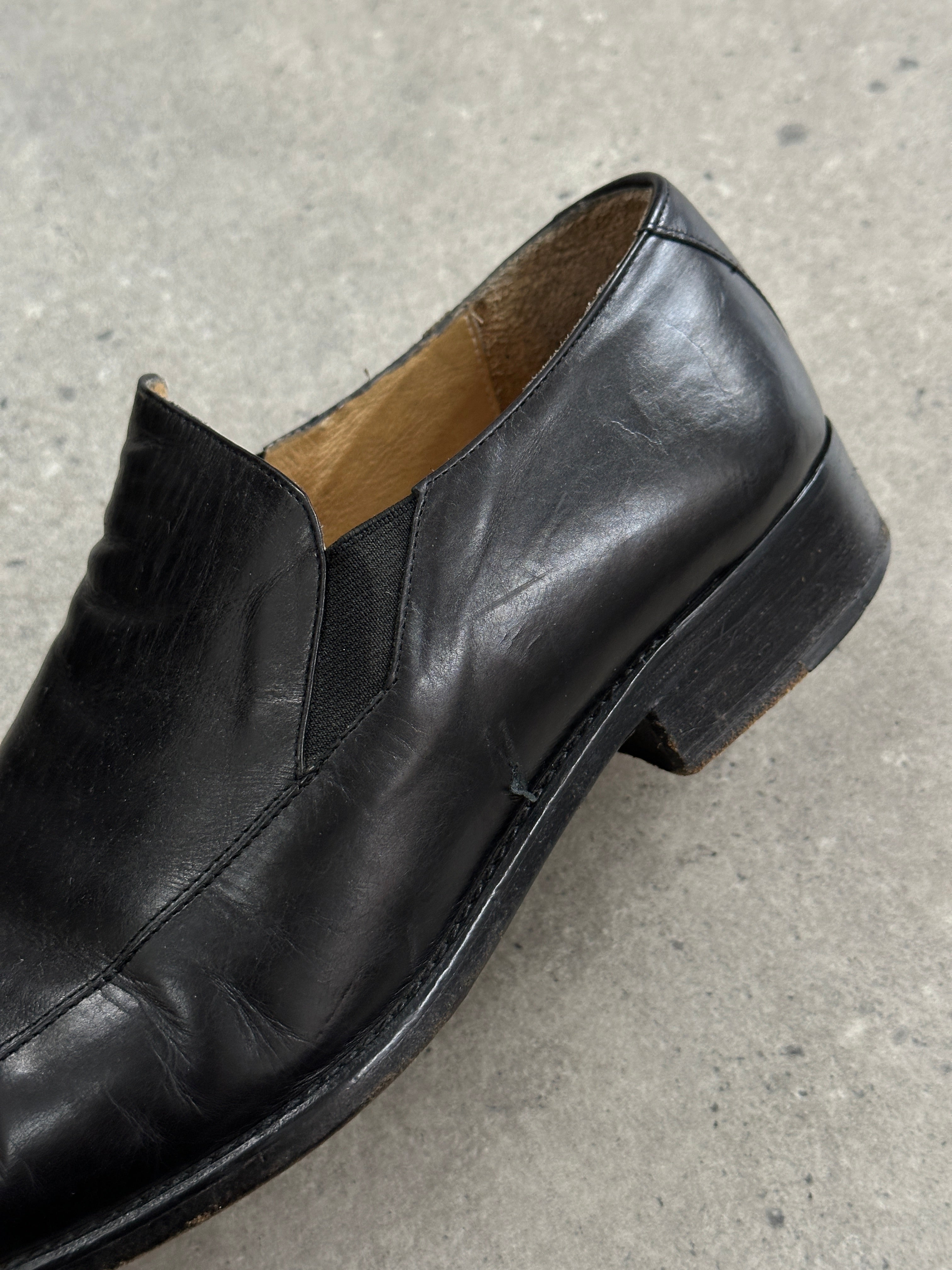 Thierry Mugler 1990s leather angular toe shoes in UK8/9, stylish footwear with a sleek modern design and pointed toe.
