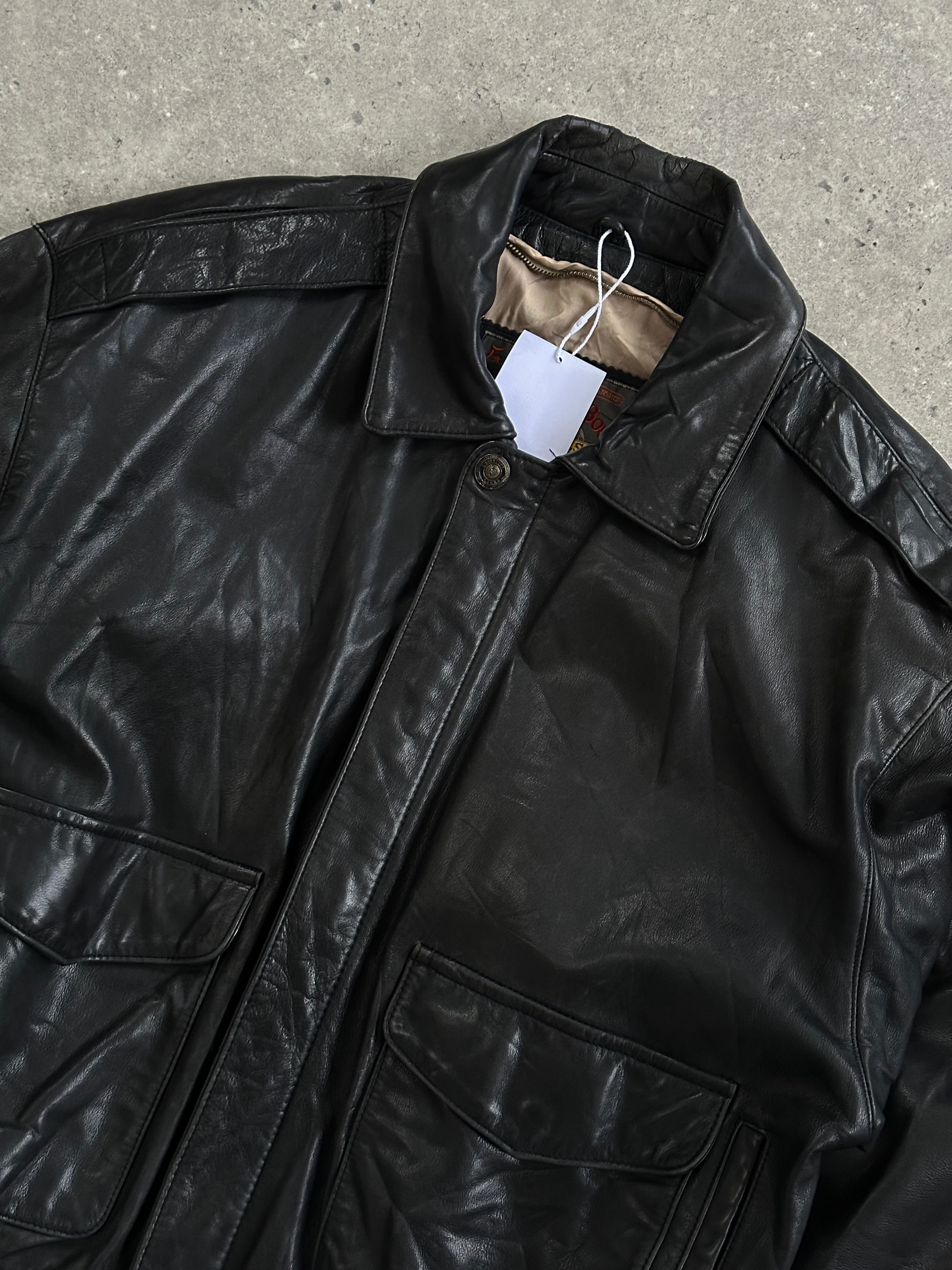 Vintage leather bomber jacket in size S/M, stylish and classic design with a smooth leather finish and ribbed collar.