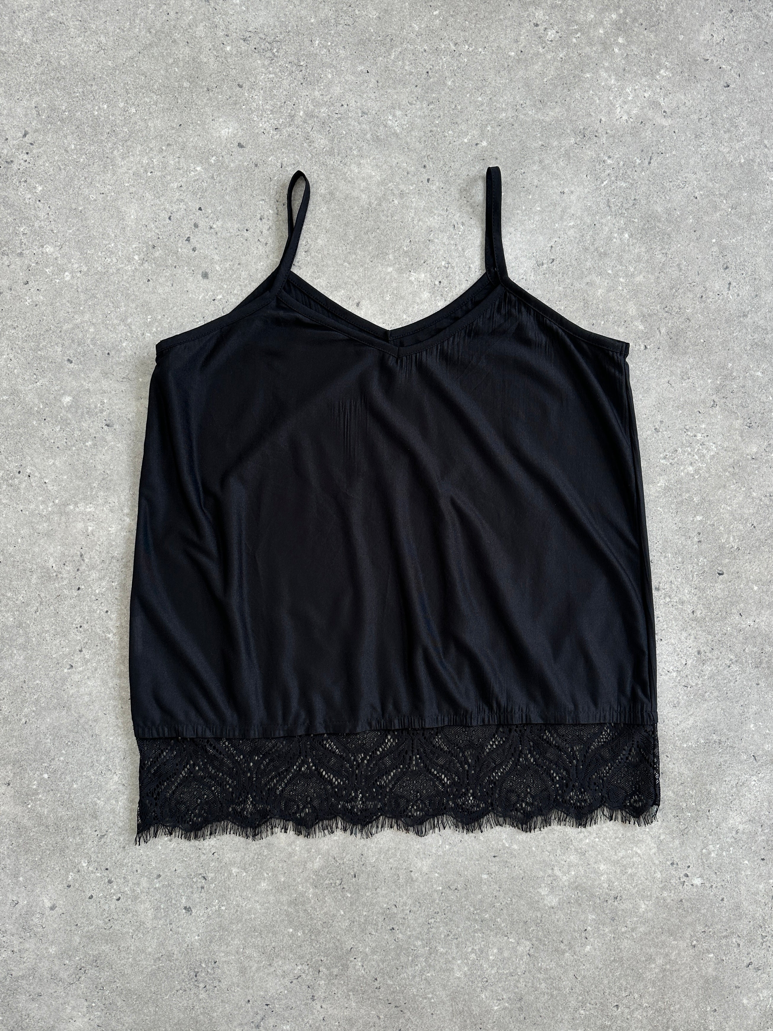 Vintage 2000s lace cami top in size M, featuring delicate lace details and a classic sleeveless design.