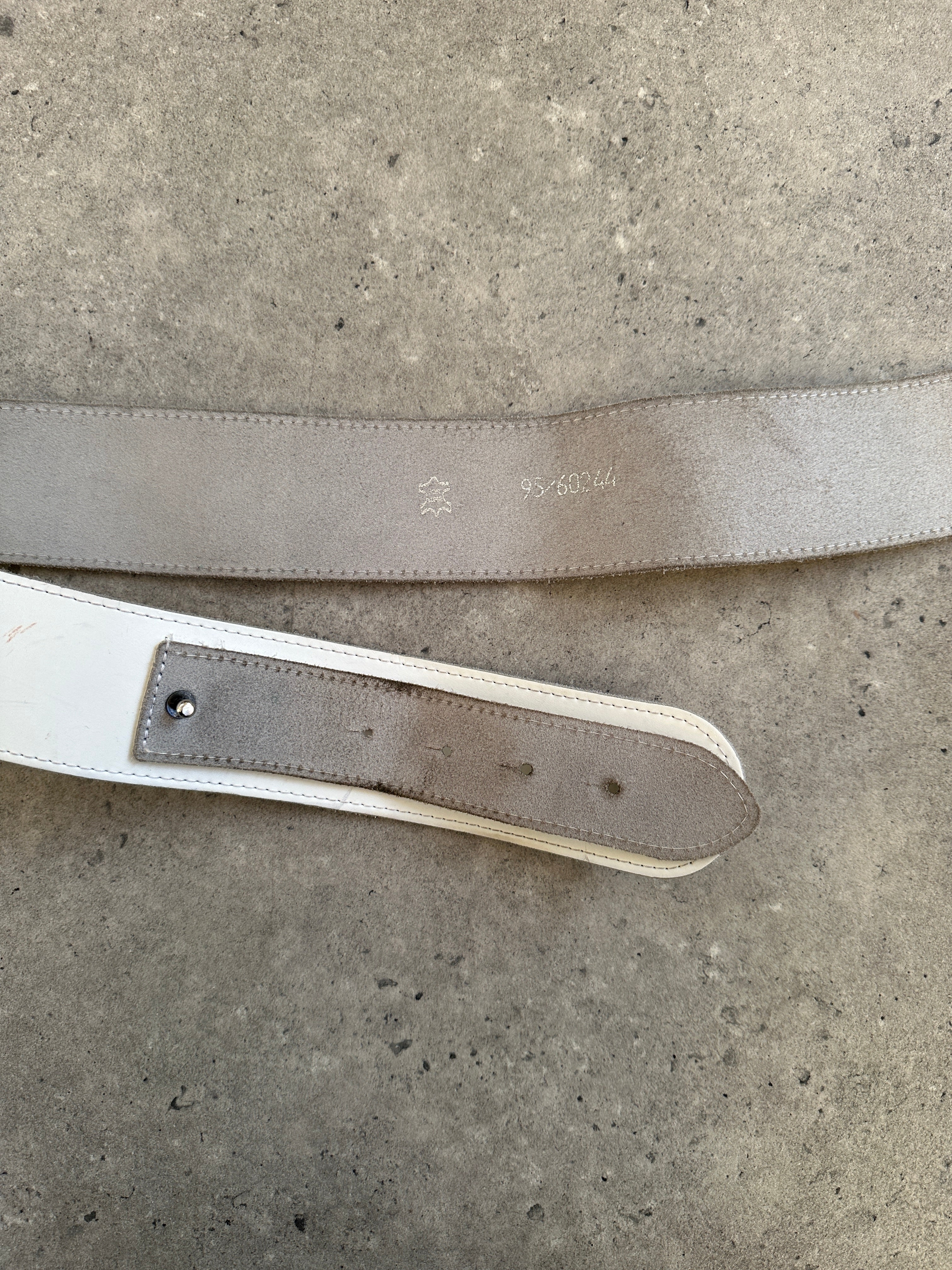 Vintage 1990s chrome chunky leather belt with metal buckle, size W36-40, featuring a retro style and distressed leather finish.