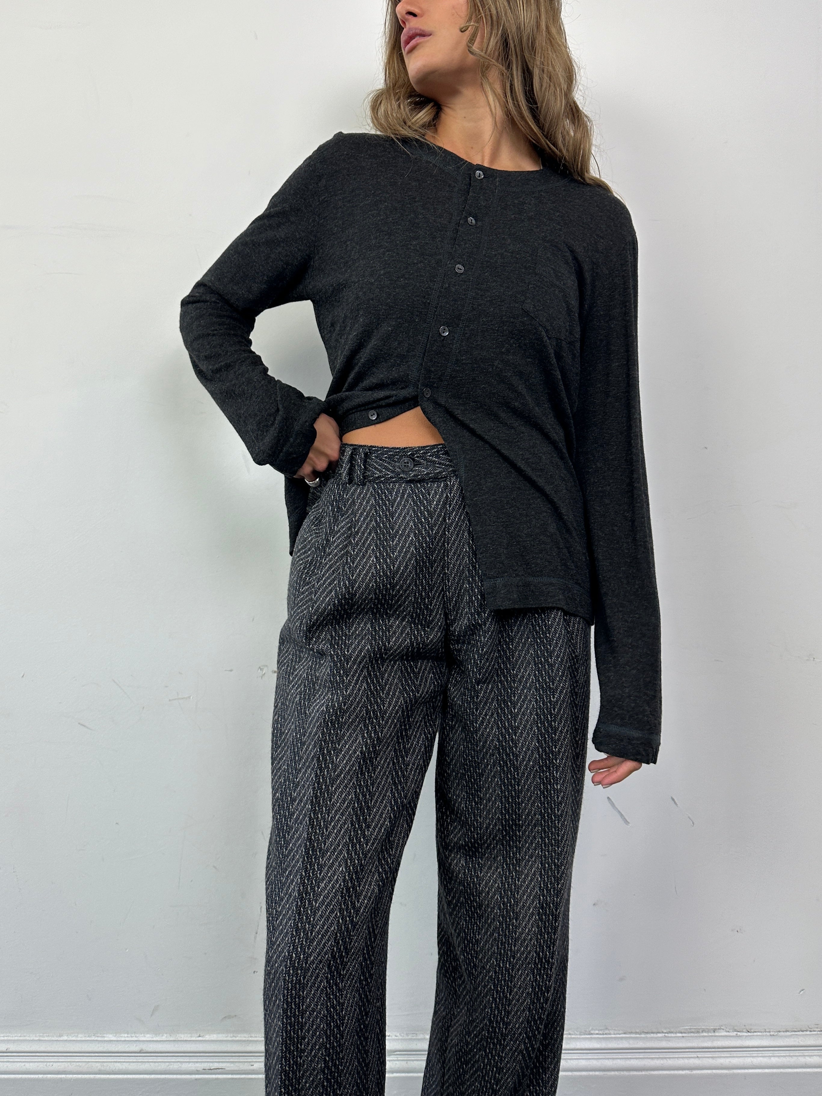 Vintage Italian wool tailored tapered trousers with pleats, featuring a tapered leg and classic design, size W28.