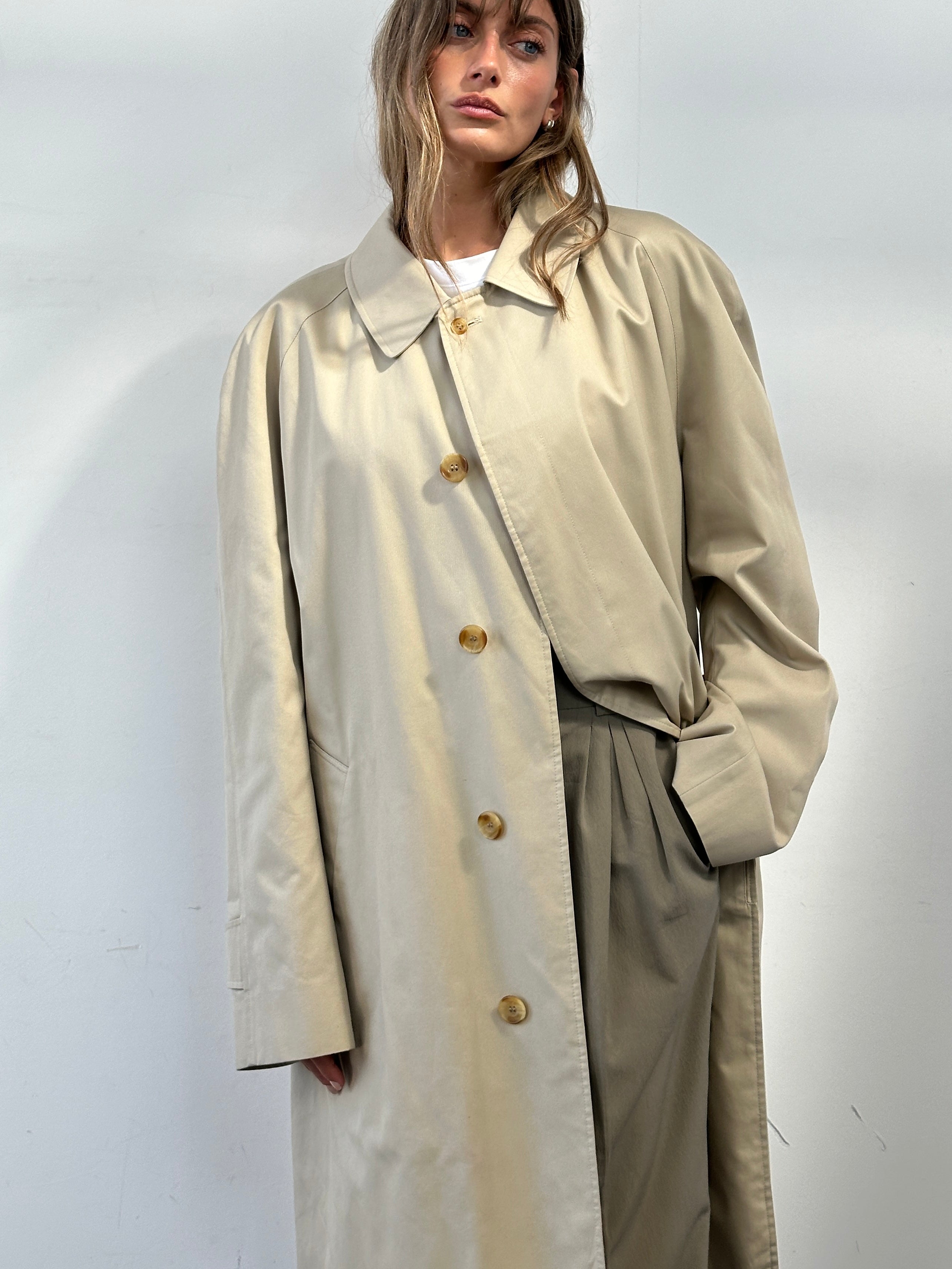 Aquascutum cotton trench coat with concealed placket in XXL size, stylish and classic outerwear with a tailored fit.
