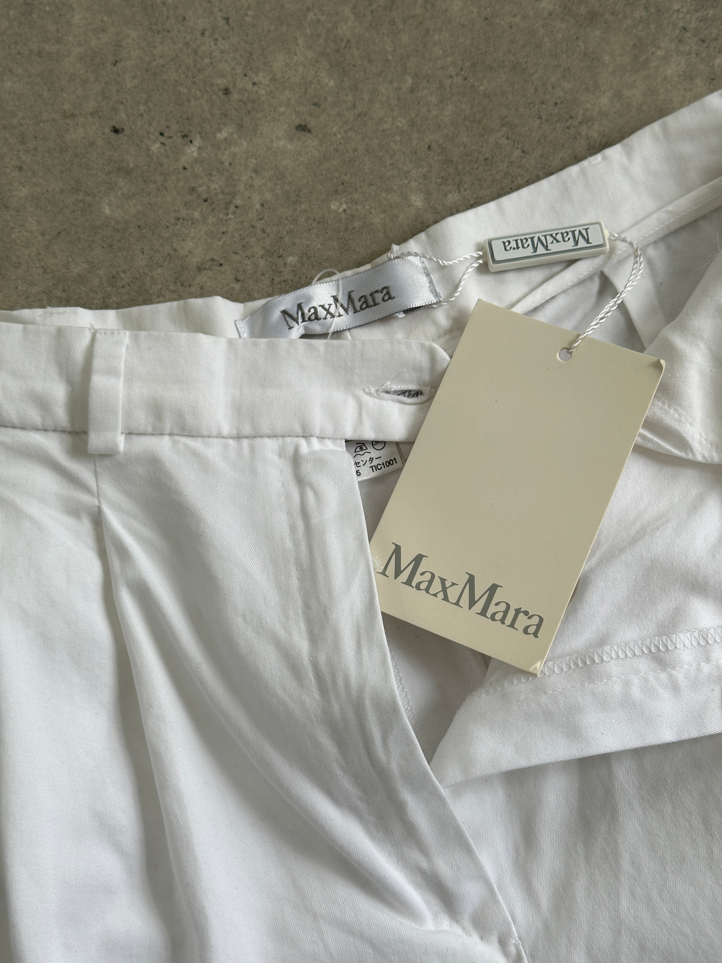Max Mara high-waisted cotton Bermuda shorts in white, featuring a tailored fit and classic design for a stylish summer look.