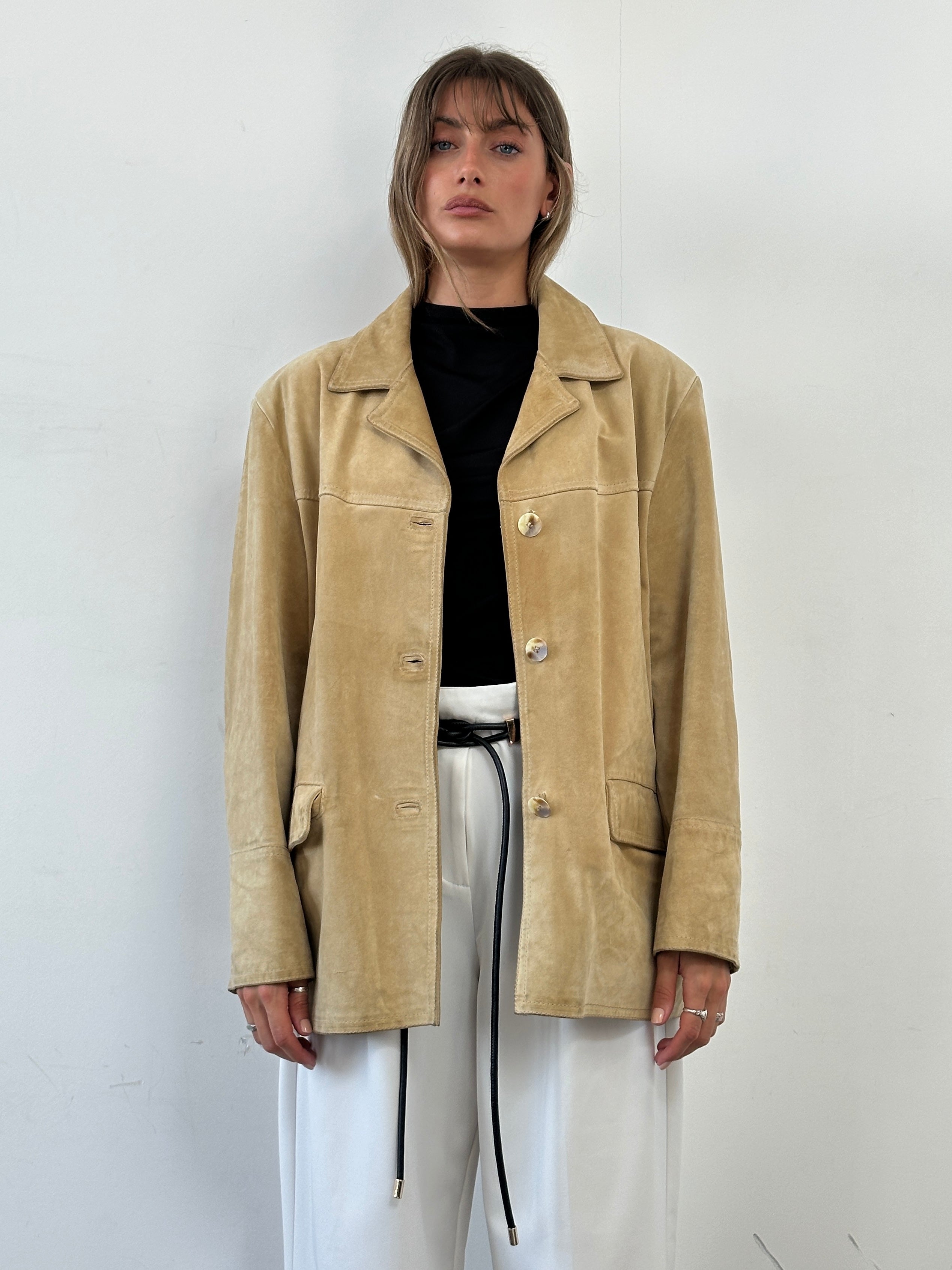 Vintage boxy suede jacket in size L/XL, featuring a classic design with a smooth, soft suede texture and stylish fit.