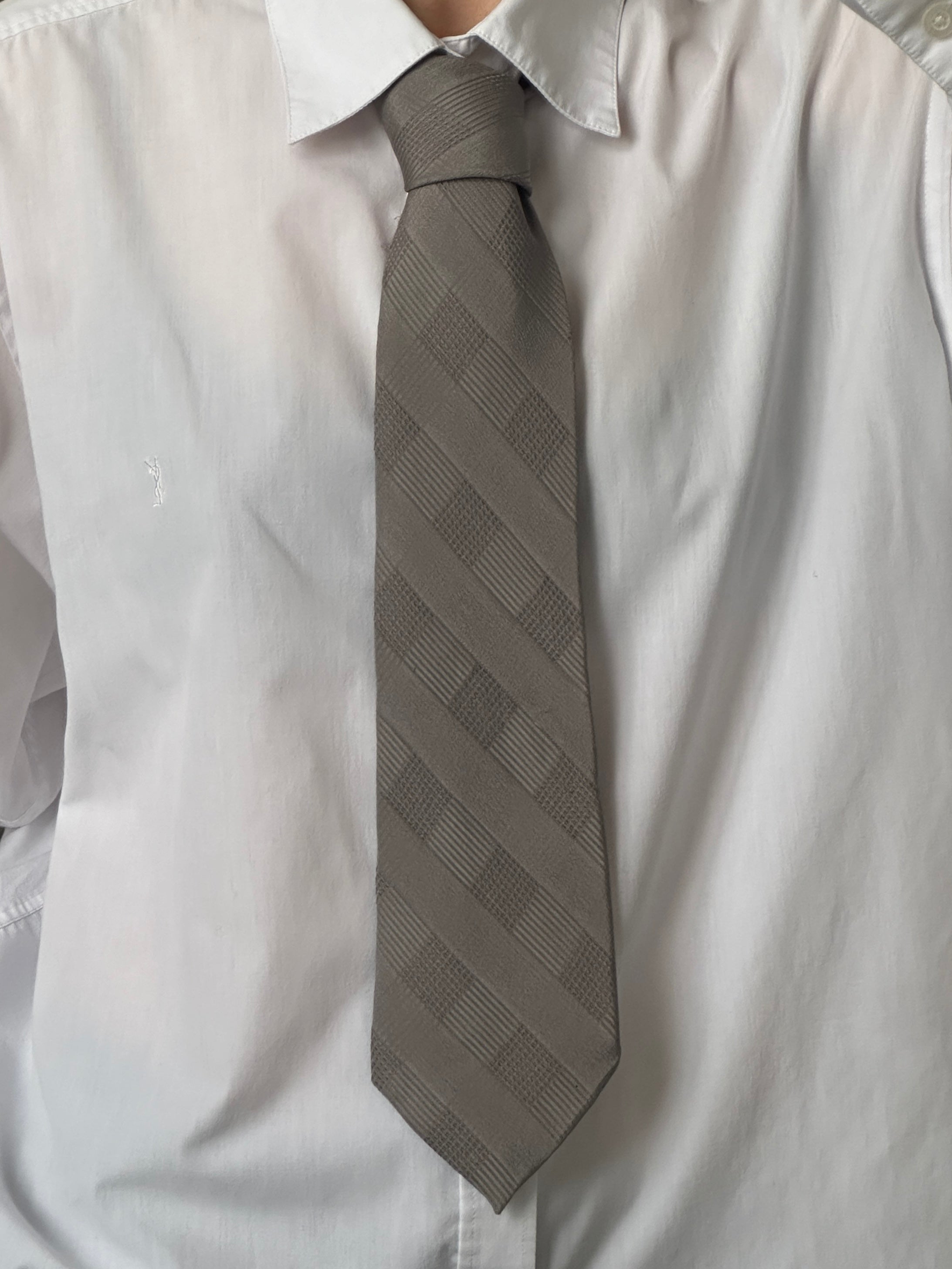 Armani Collezioni 1990s pure silk tie with diagonal stripe pattern, showcasing elegant craftsmanship and classic style.