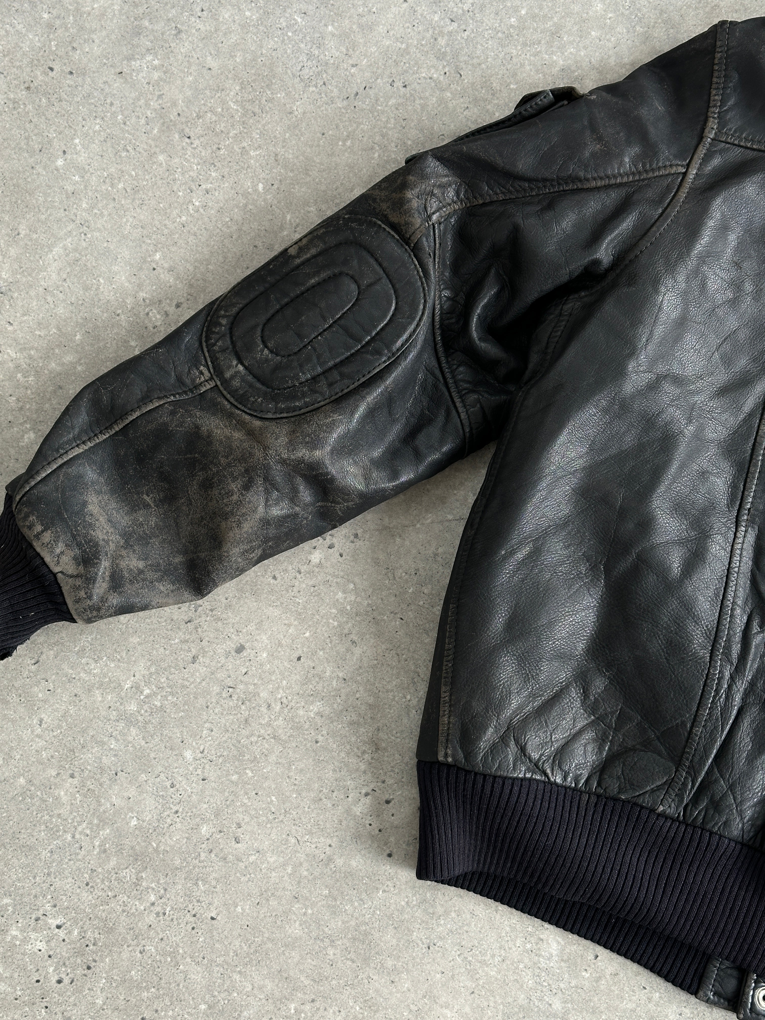 Vintage distressed leather bomber jacket in size M/L, featuring a rugged design and classic style.
