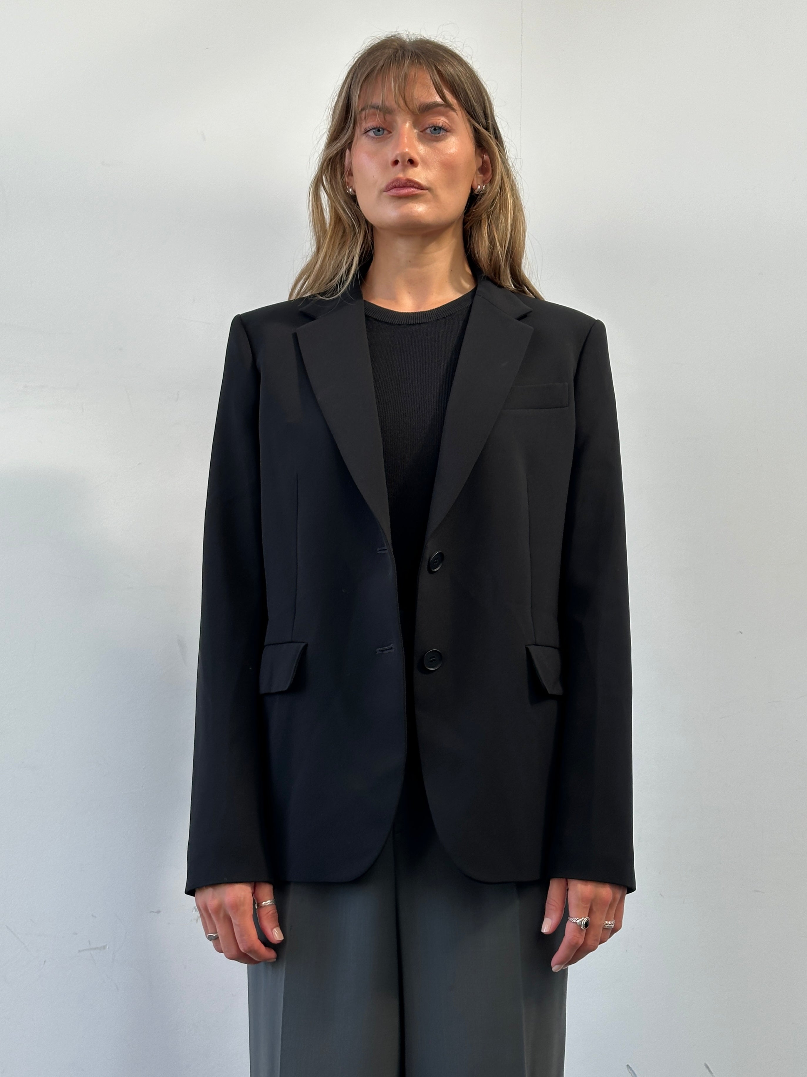 Max Mara Studio single-breasted blazer in size M/L, tailored fit, featuring classic lapels and structured design.