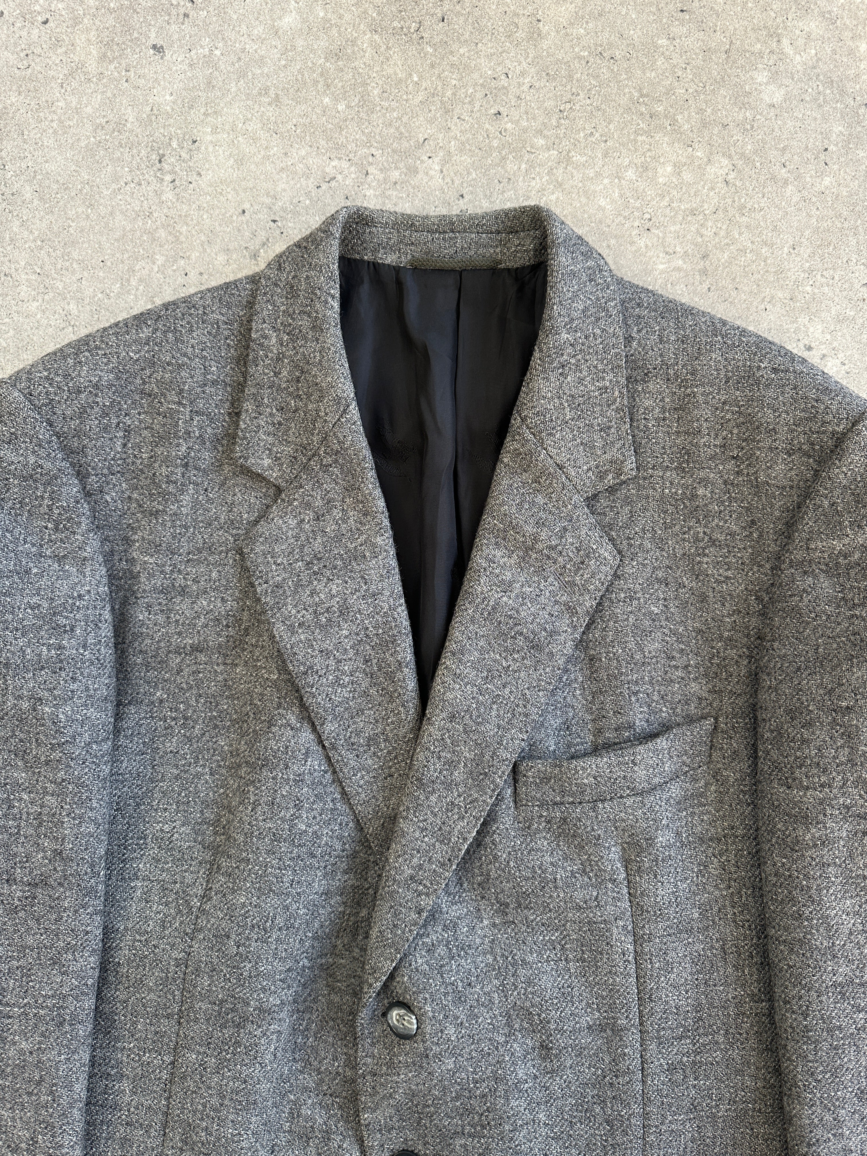 Burberry 1980s pure brushed wool single-breasted blazer in size 44R/XL, dark classic tailored blazer with notch lapel.