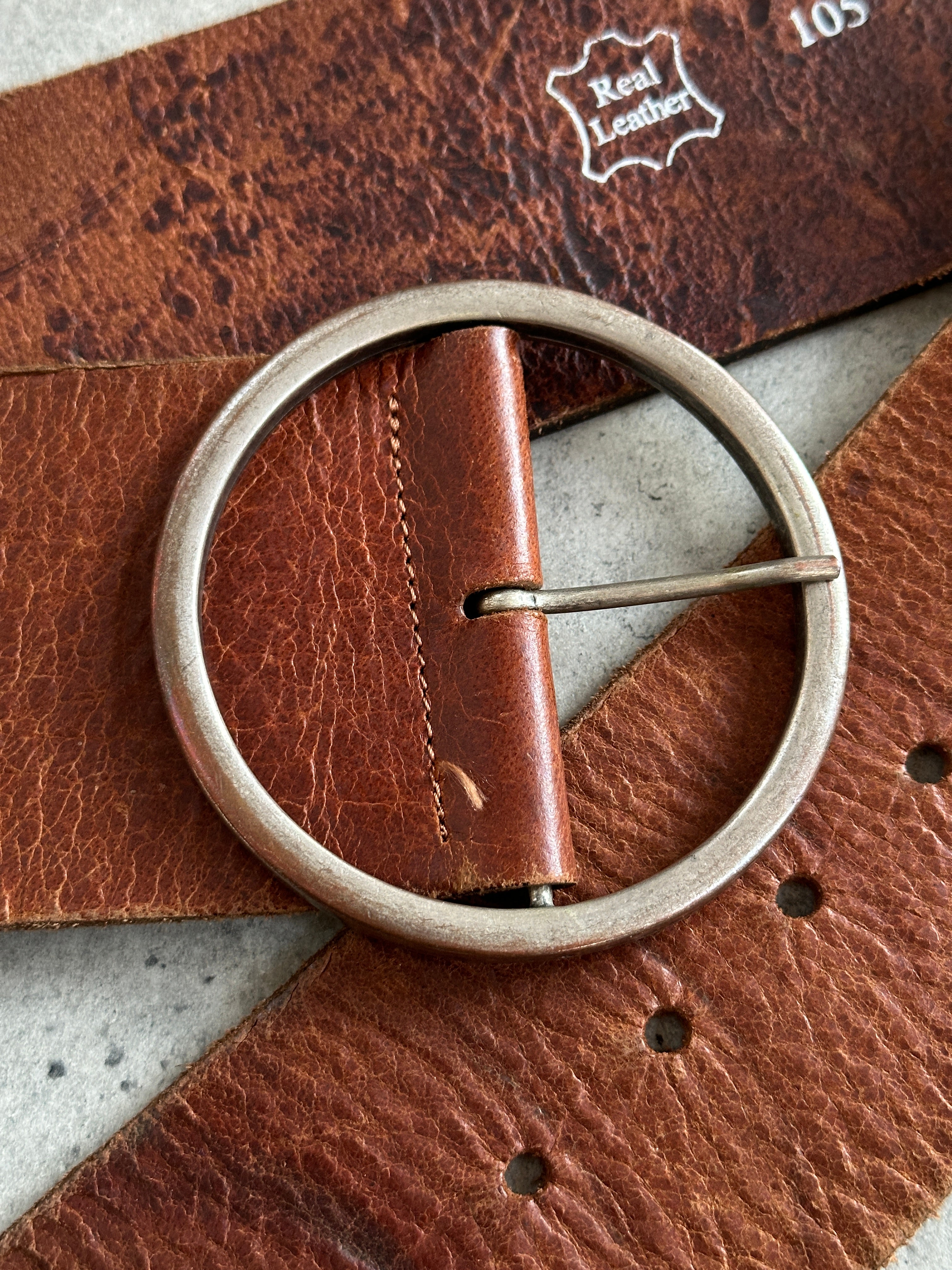 Vintage 1990s round leather chunky belt with wide W38-42, featuring a classic vintage style and textured leather finish.