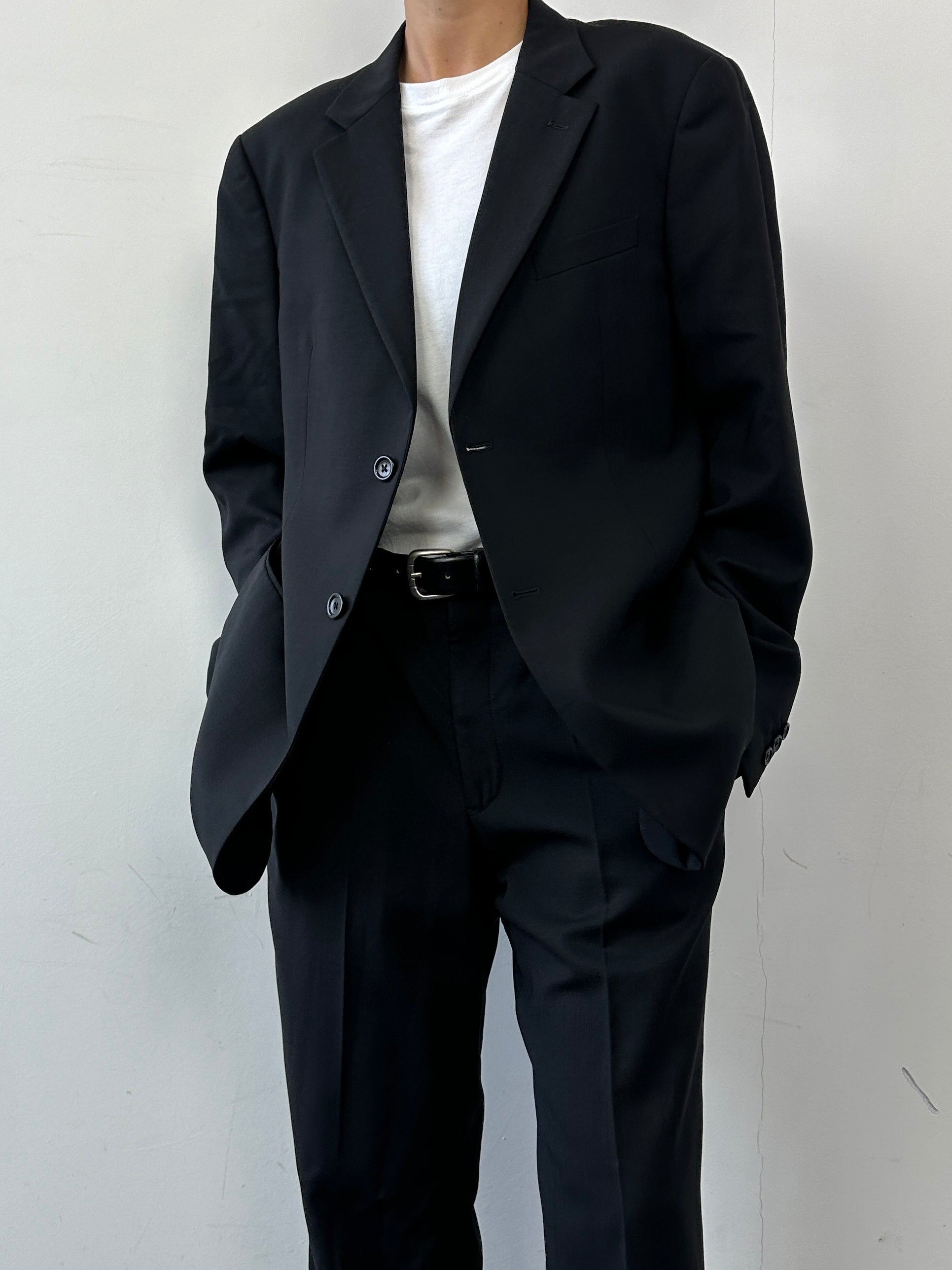 Armani Collezioni pure wool single-breasted suit in size 42R/W34, featuring a classic fit and tailored design.