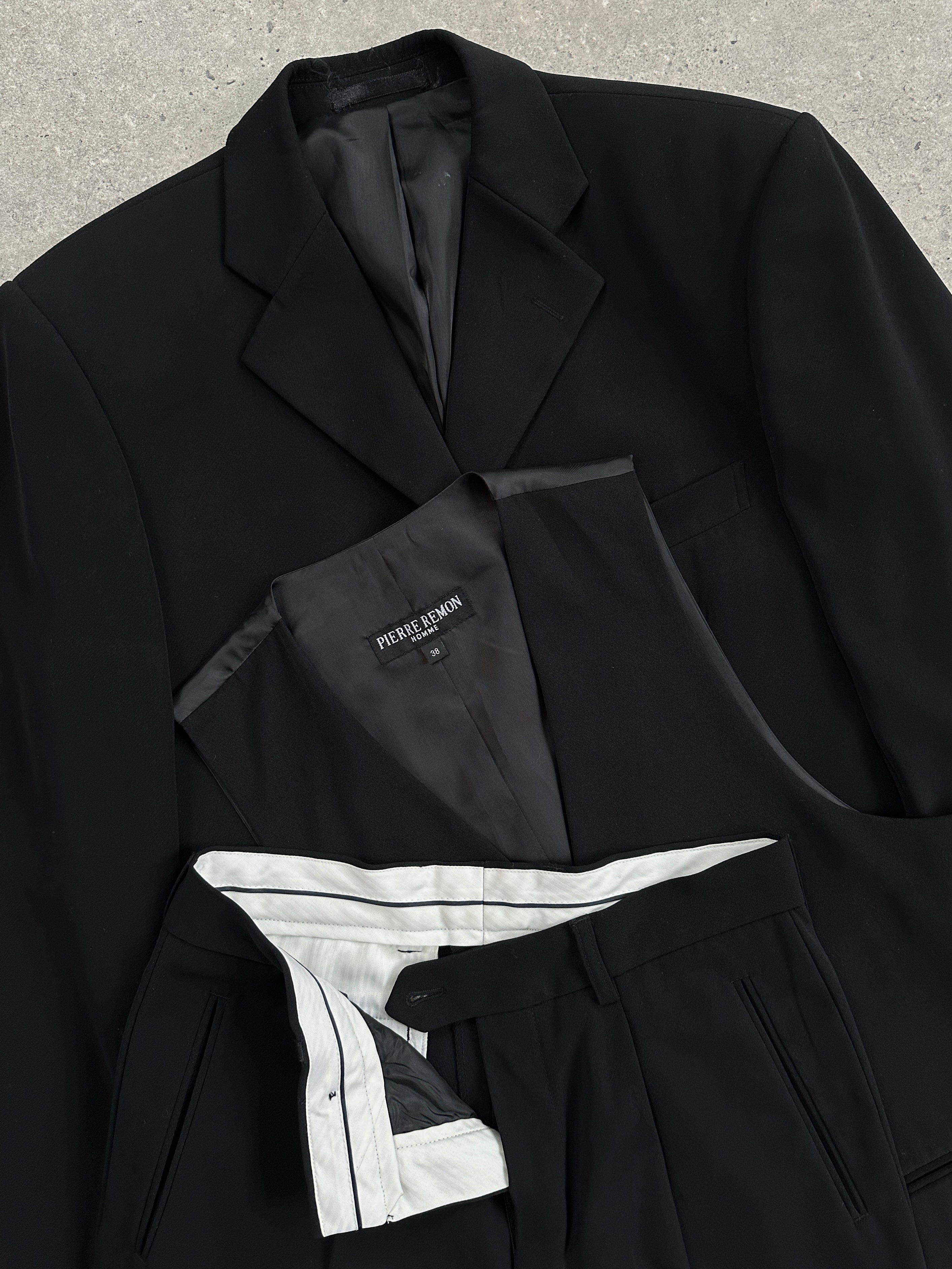 Vintage single-breasted three-piece suit in size 36R/W28, tailored with classic design and detailed fabric.