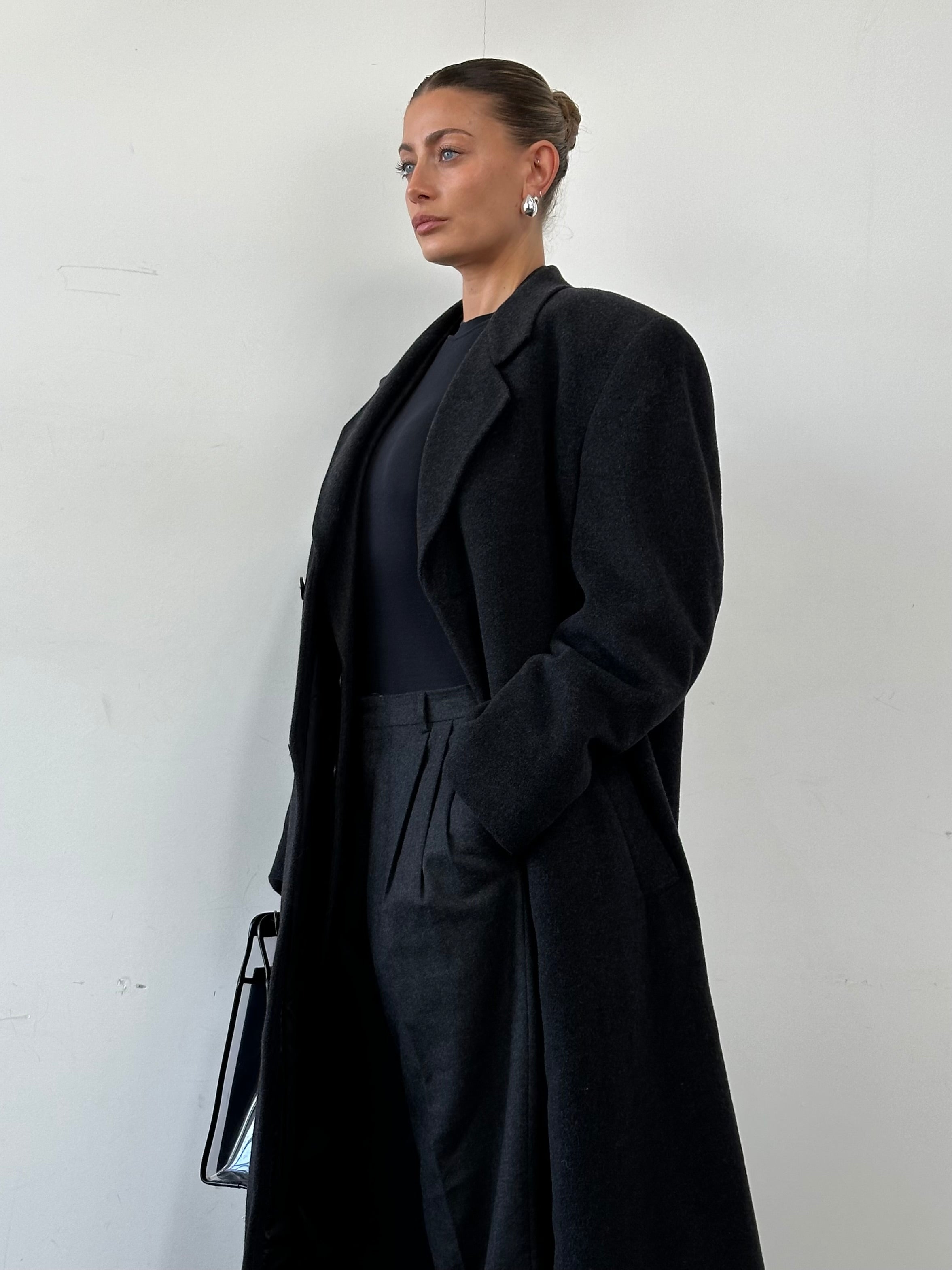 Oscar De La Renta wool cashmere single-breasted coat in size 42R/XL, shown hanging with a tailored fit and classic design.