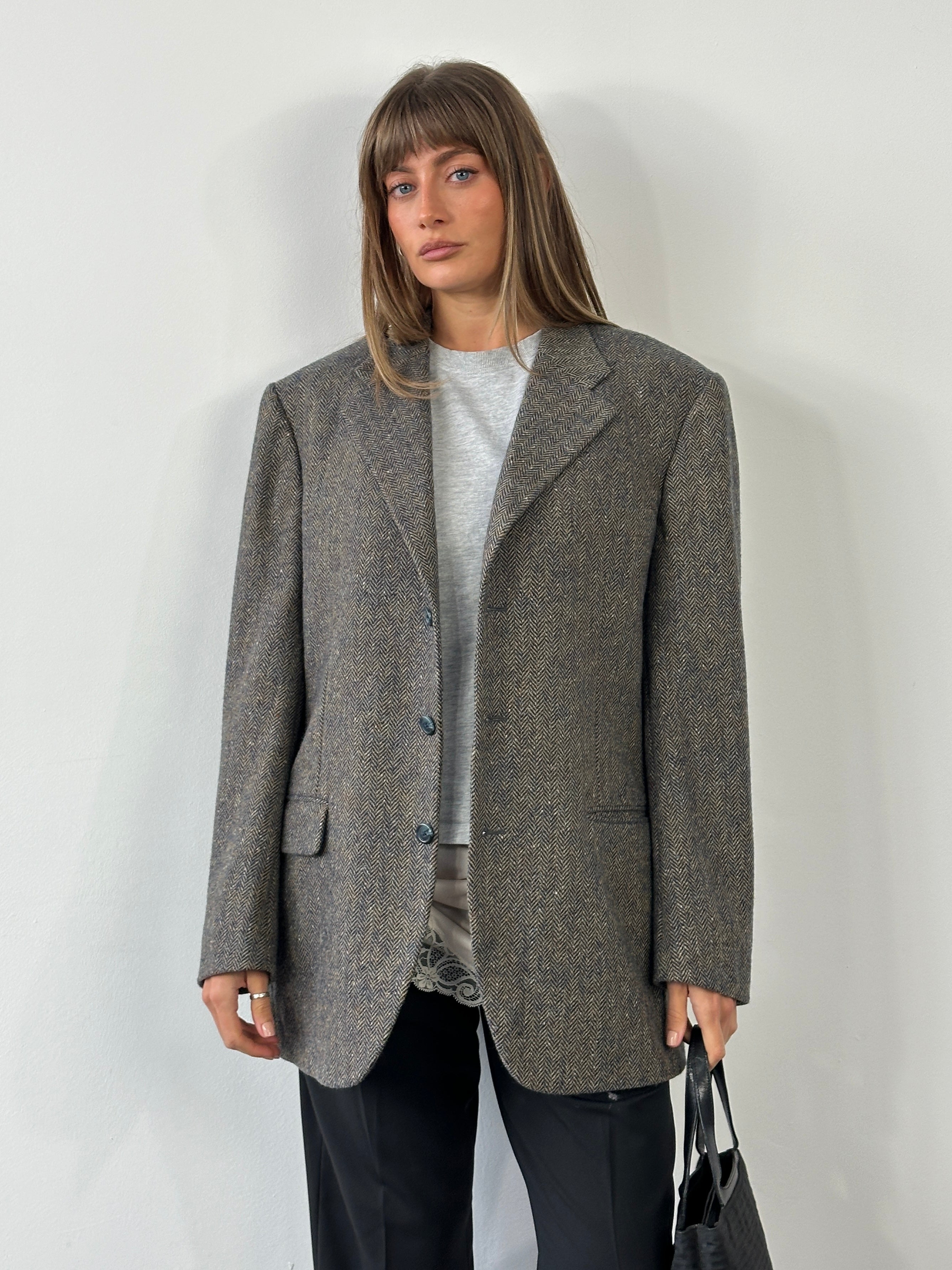 Burberry 1990s herringbone wool single-breasted blazer in size 42R/XL, tailored fit with classic pattern and structured design.