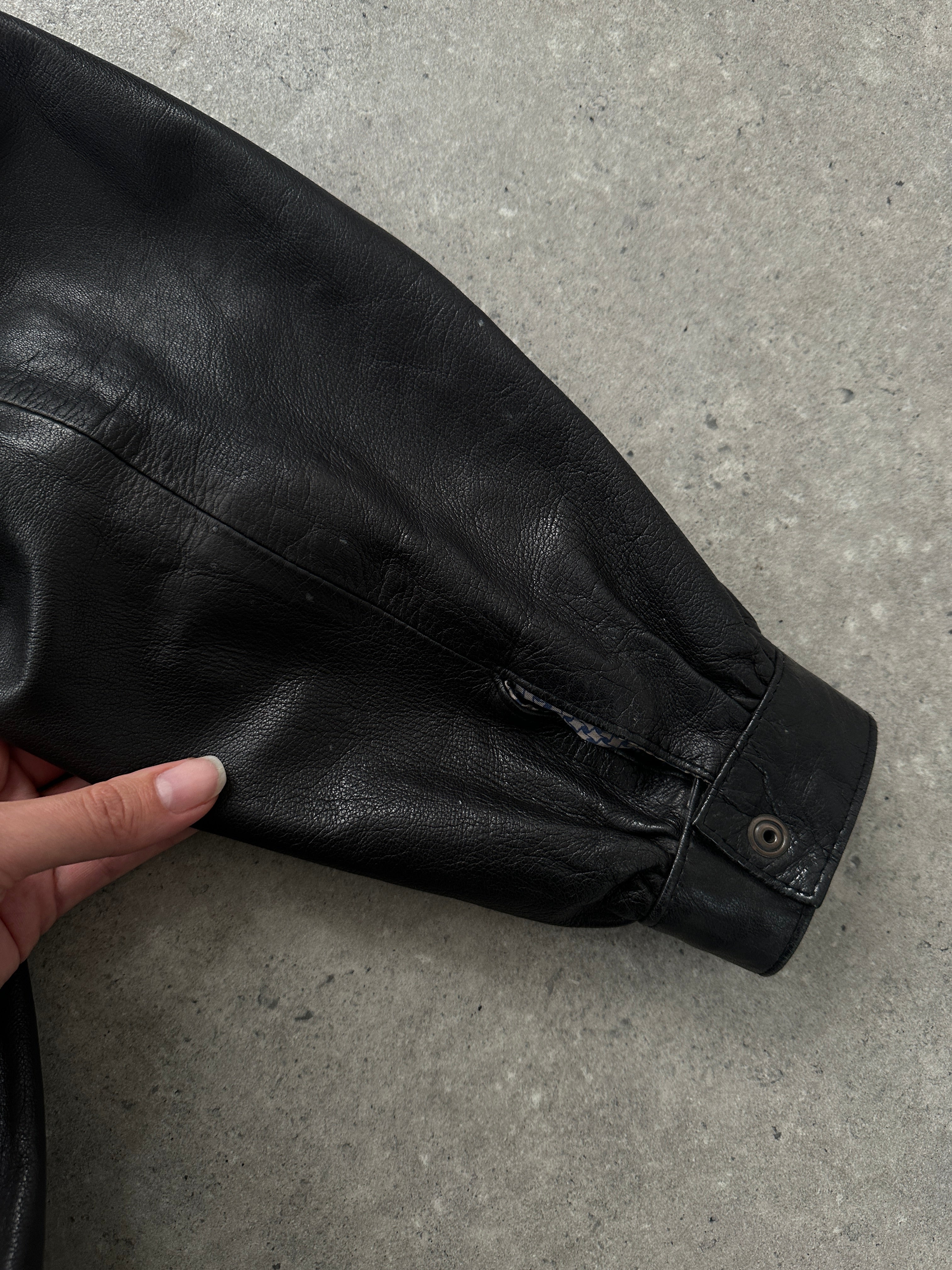 Vintage brand vintage ruched leather jacket in size M, featuring classic design and textured leather for a stylish look.