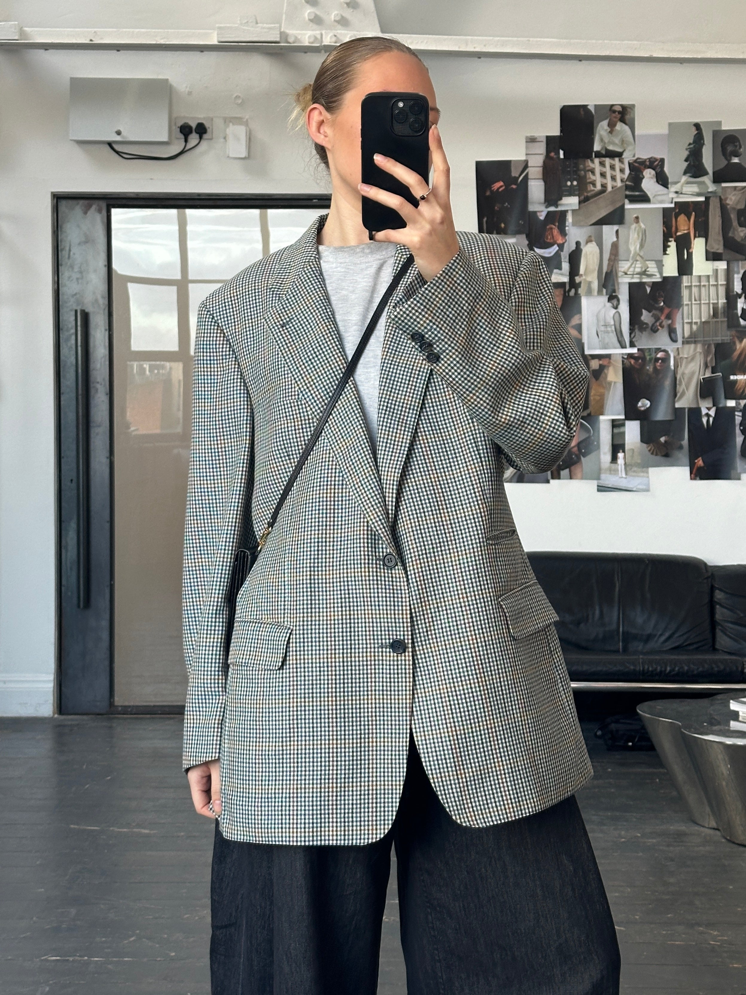Burberry 1990s check wool blazer, single-breasted style in size 44R/XL, featuring classic plaid pattern and tailored fit.