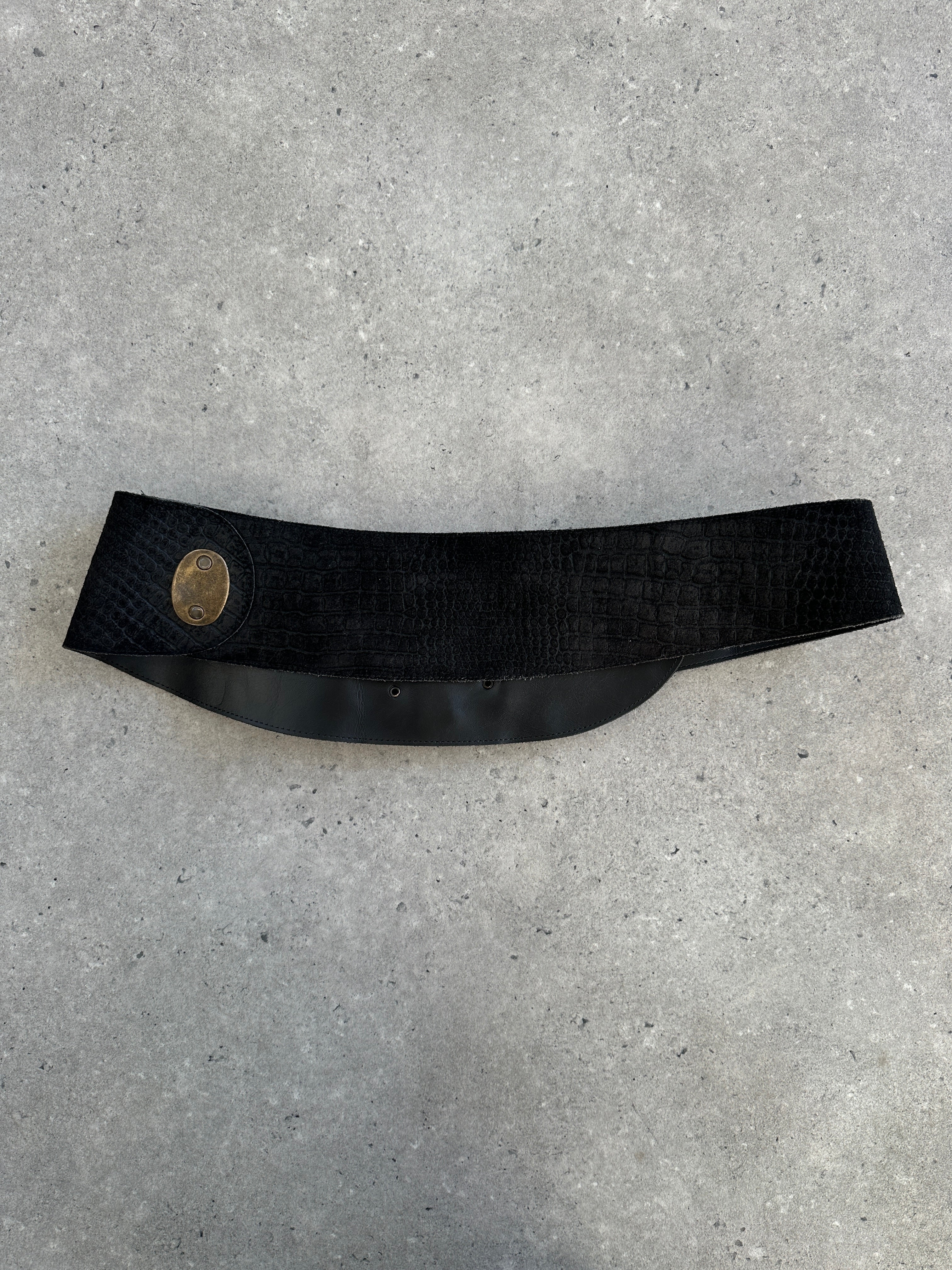 Vintage 1990s chunky faux leather belt with textured finish, adjustable W30-36, featuring a classic vintage belt style.