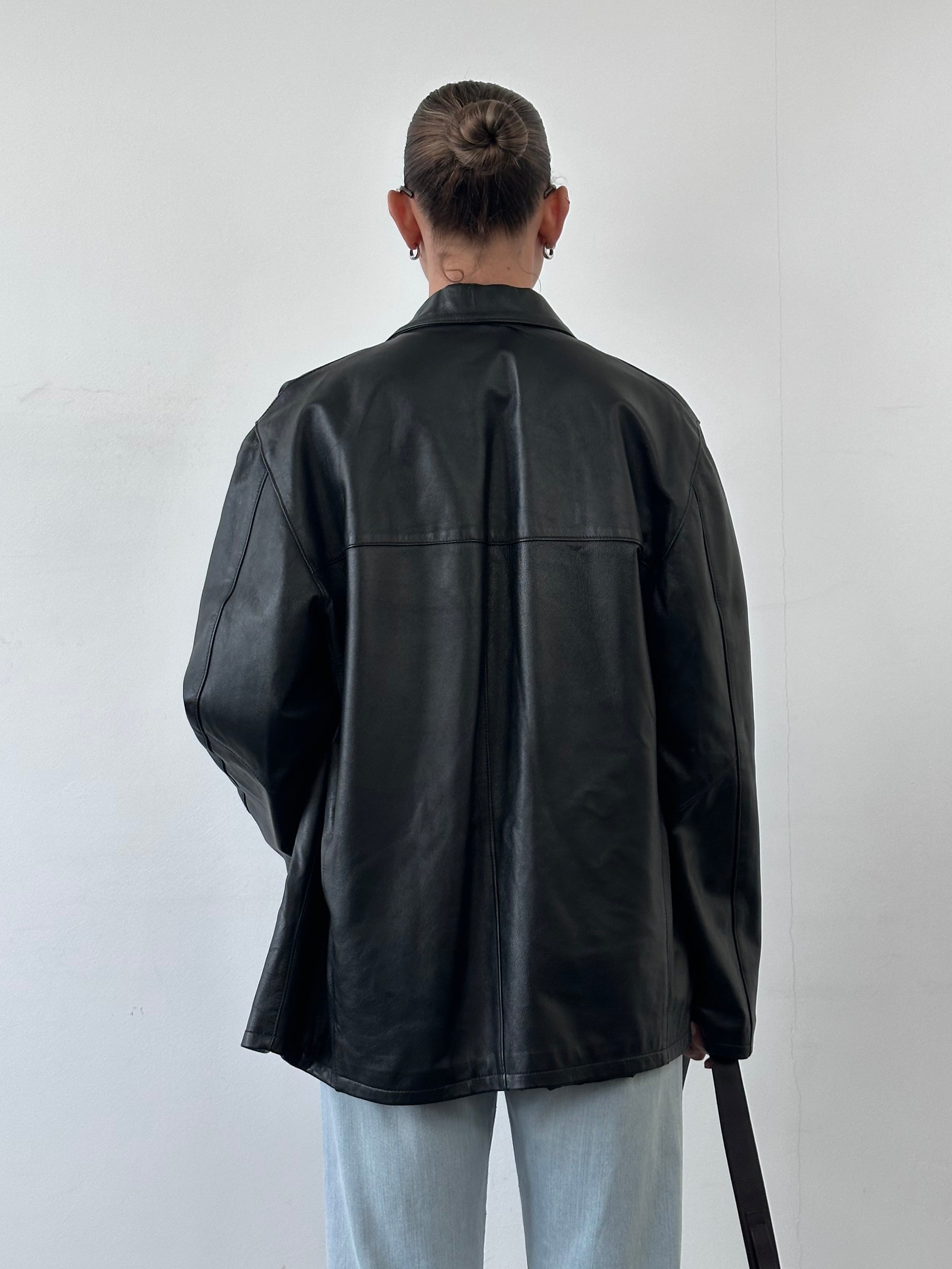 Vintage Italian vintage smooth leather jacket in size L, featuring classic design and high-quality leather texture.