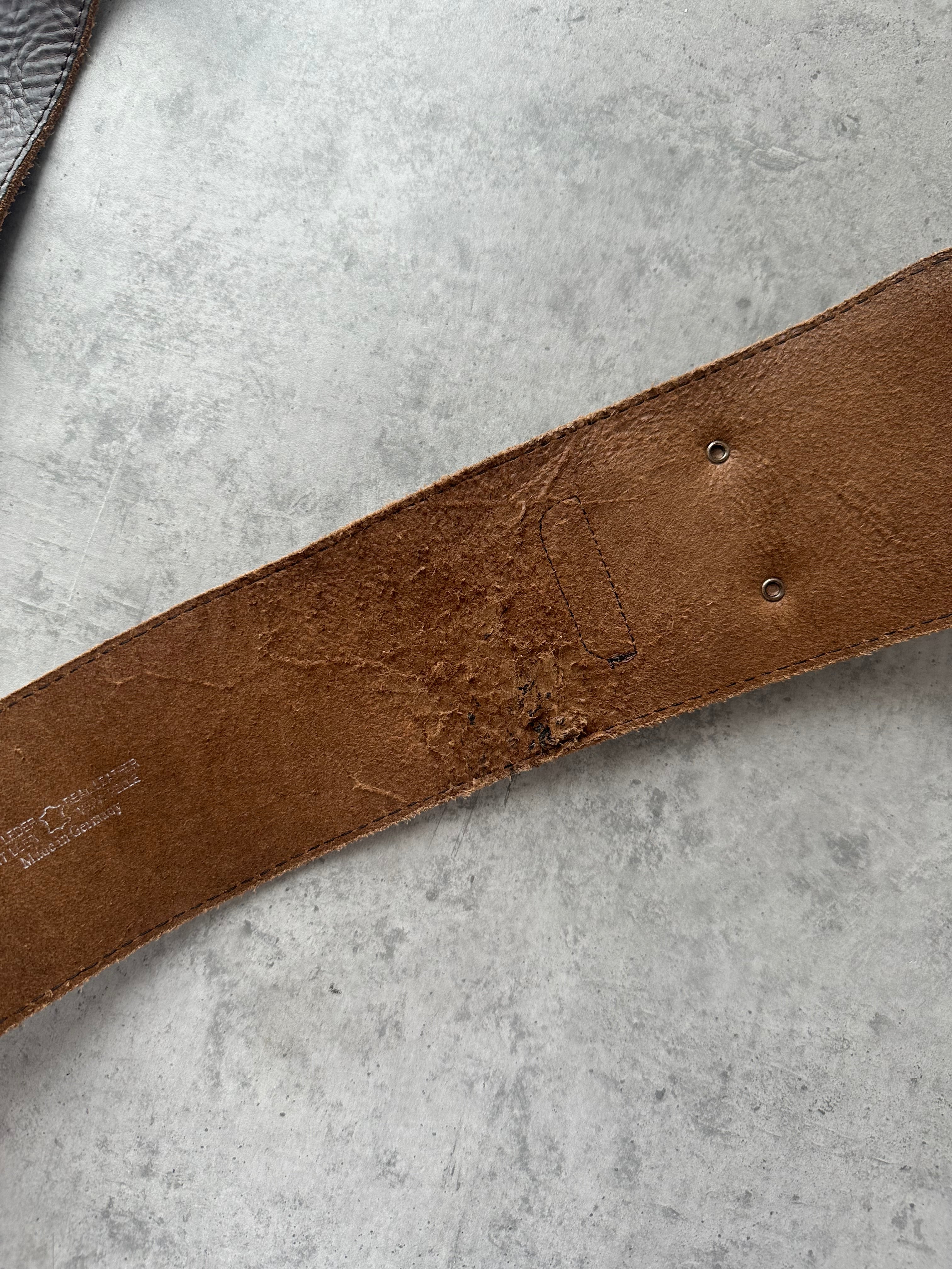 Vintage 1990s chunky leather belt with brass buckle, W34-38, featuring worn brown leather and classic retro style.
