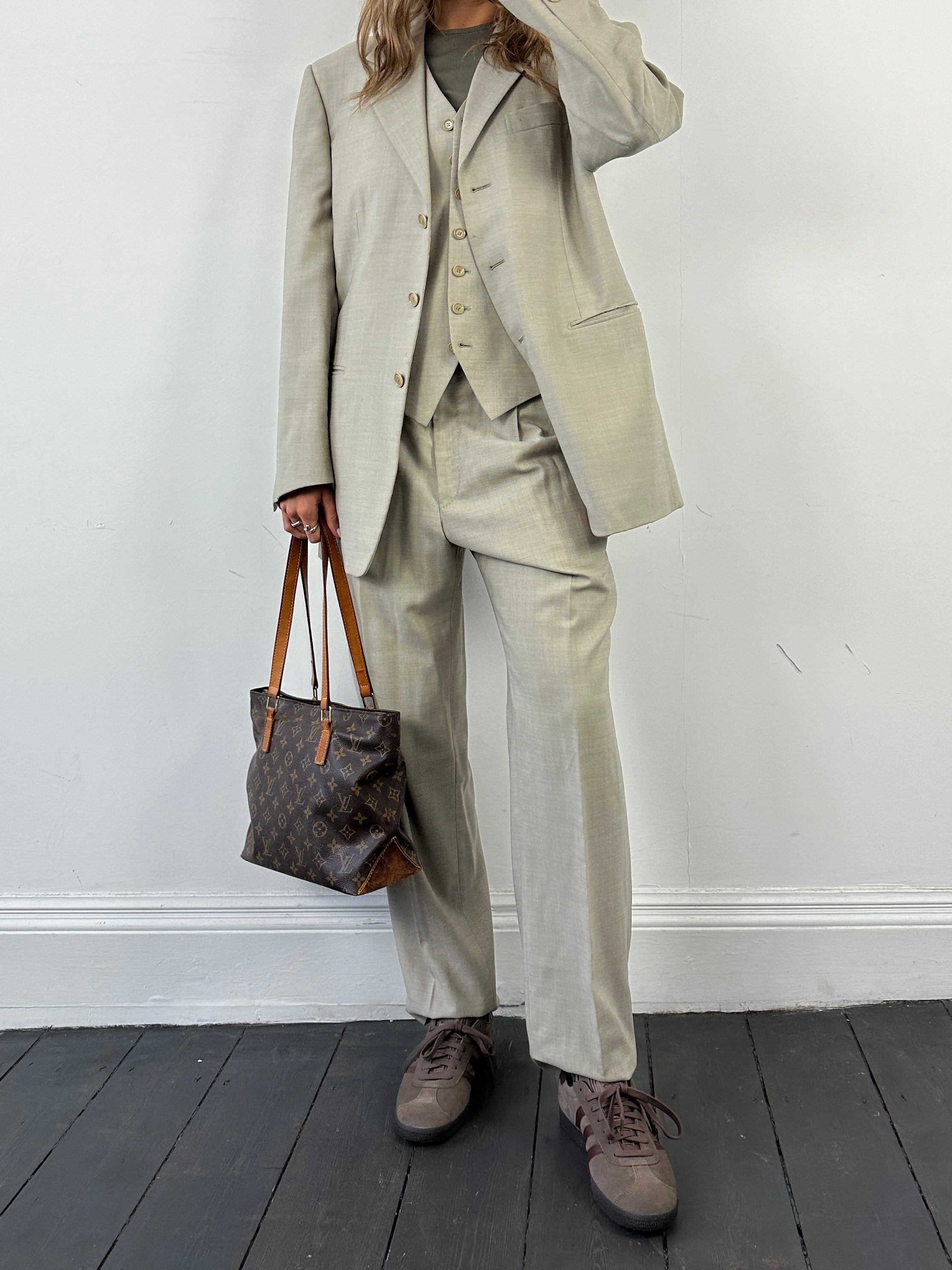 Pal Zileri pure wool single-breasted suit jumpsuit in size 40R/W32, tailored fit, navy blue with lapel collar and button closures.