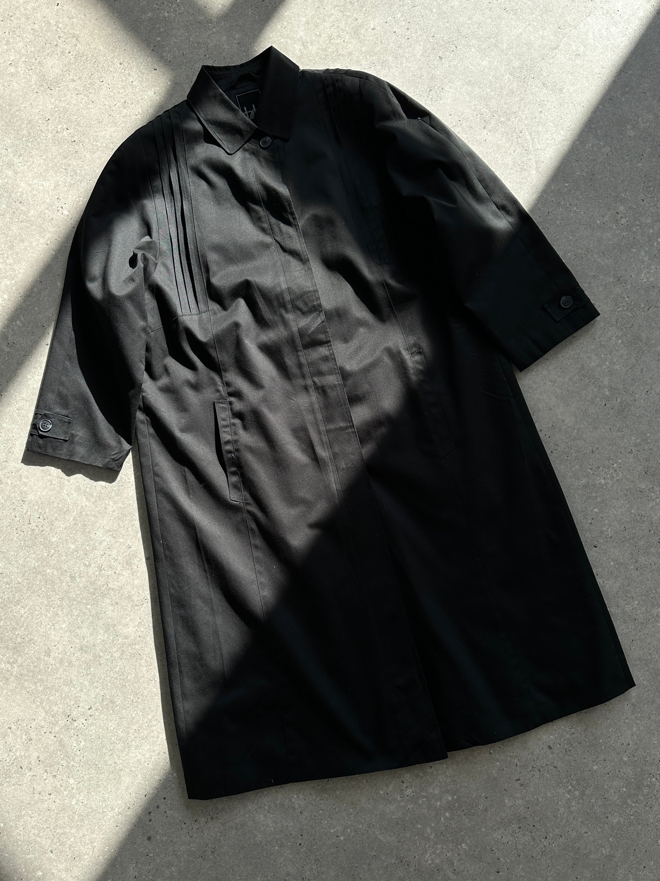 Vintage pleated cotton trench coat in size M, stylish classic outerwear with a timeless design and tailored fit.