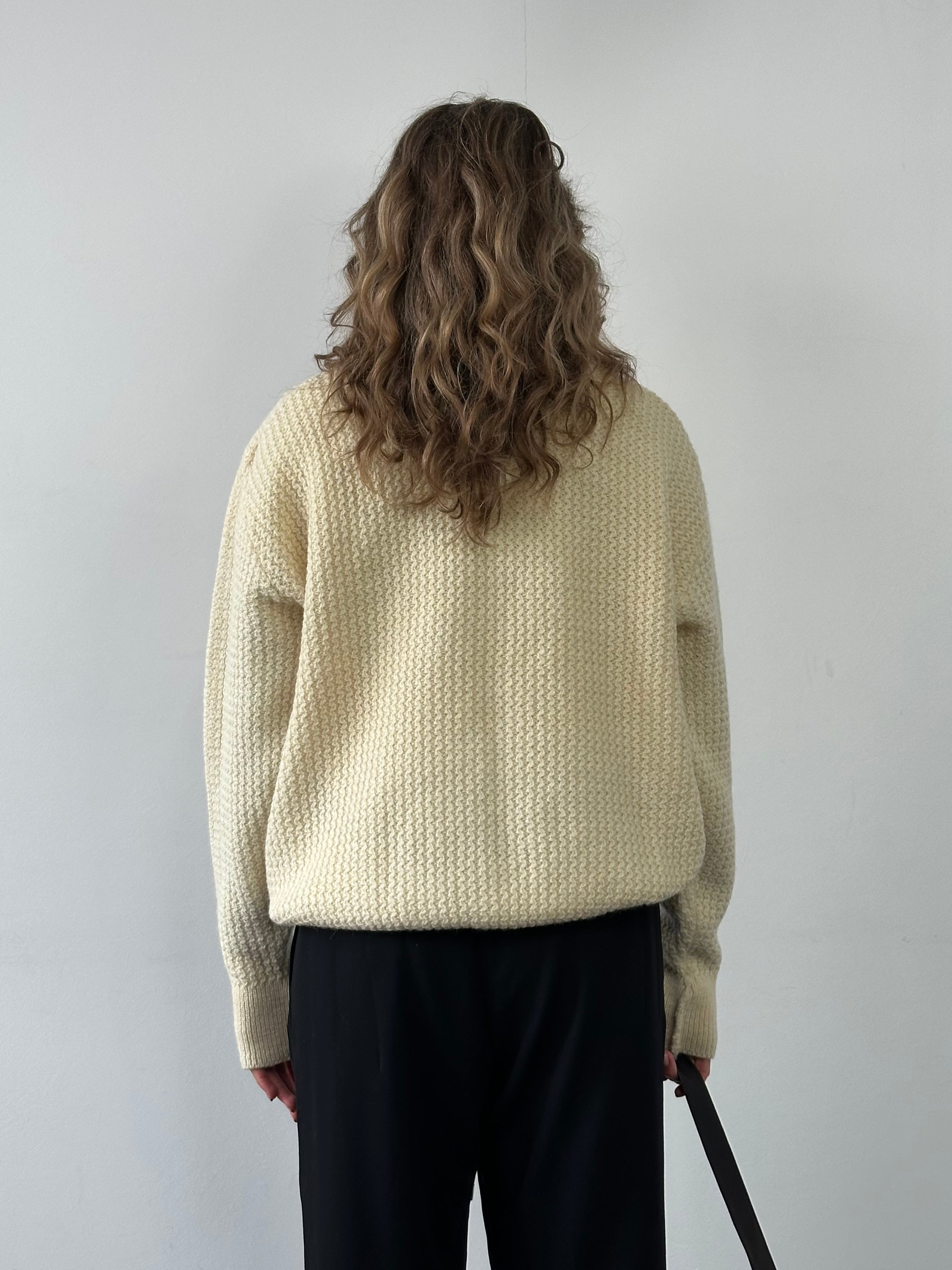 Barbour 80s pure wool chunky cable knit jumper in size L, featuring a cozy textured design and classic ribbed cuffs.