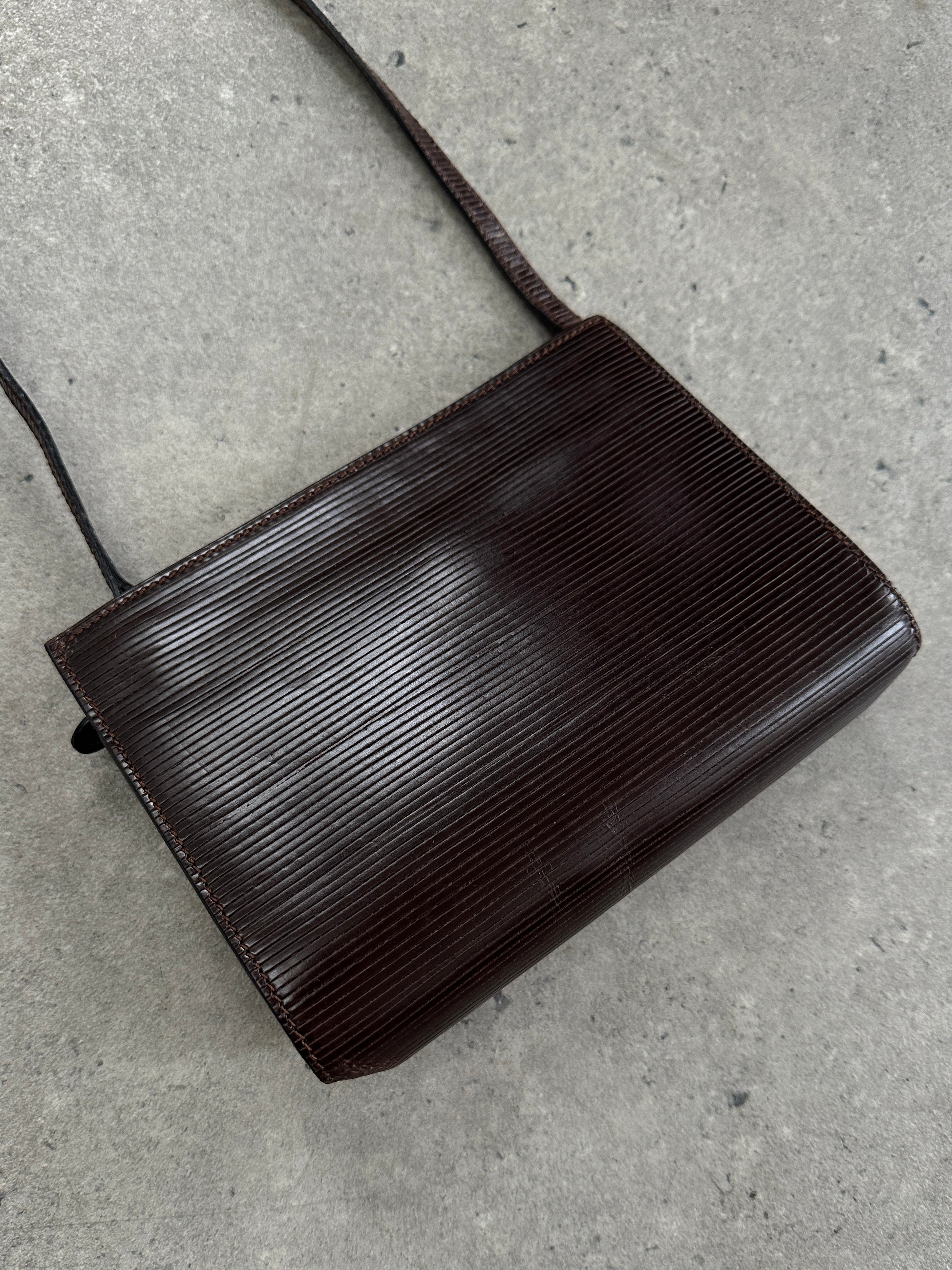 Giorgio Armani Le Collezioni 1990s leather crossbody bag with sleek design and adjustable strap, in classic brown leather.