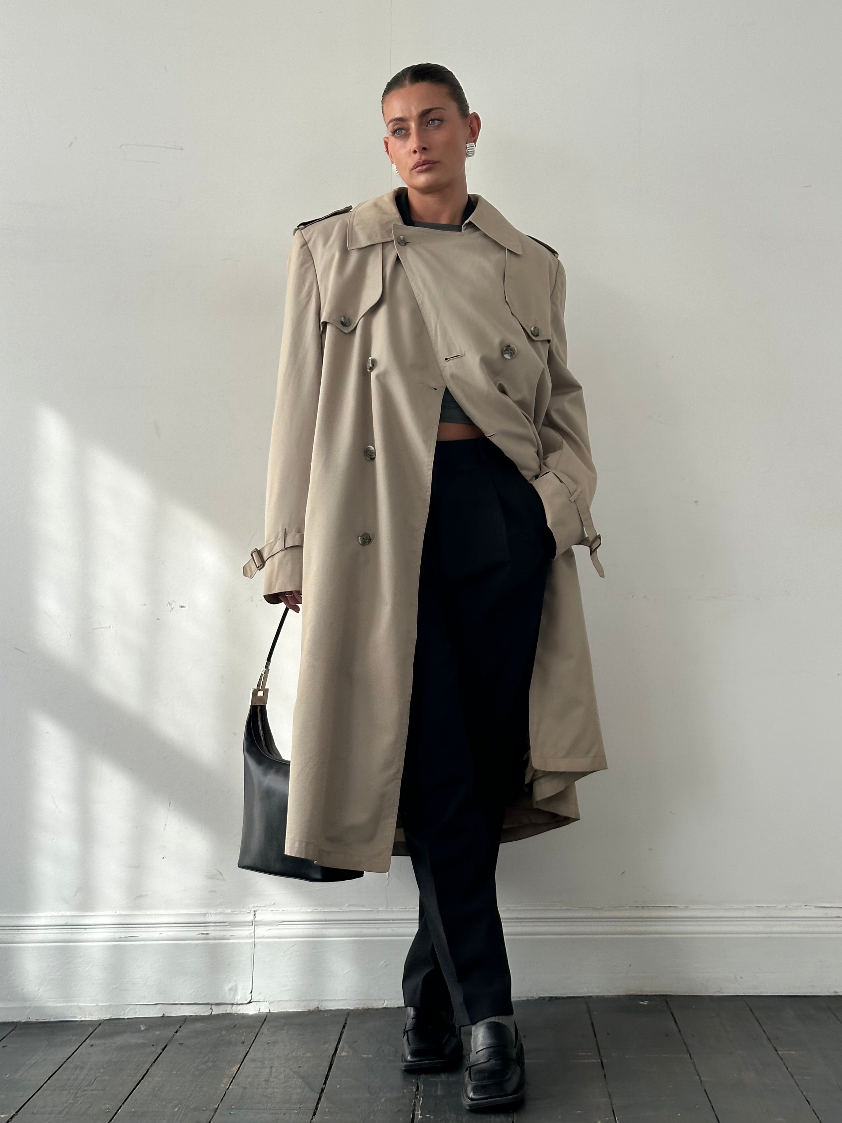 Christian Dior double-breasted trench coat in XL/XXL, classic beige coat with belt and button details, stylish and elegant outerwear