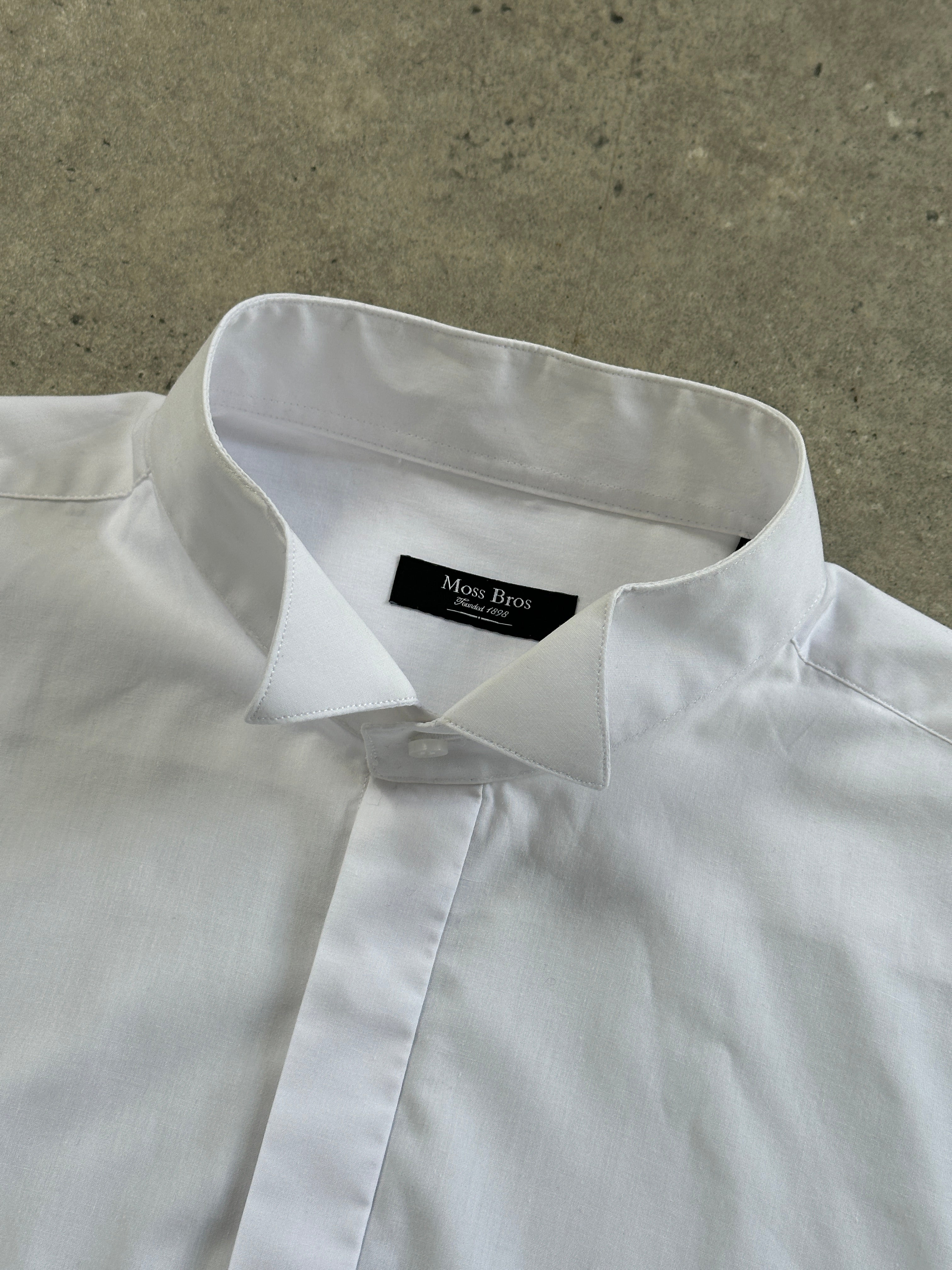 Vintage 2000s wing collar cotton tuxedo shirt in size L/XL, featuring classic style and tailored fit with crisp white fabric.