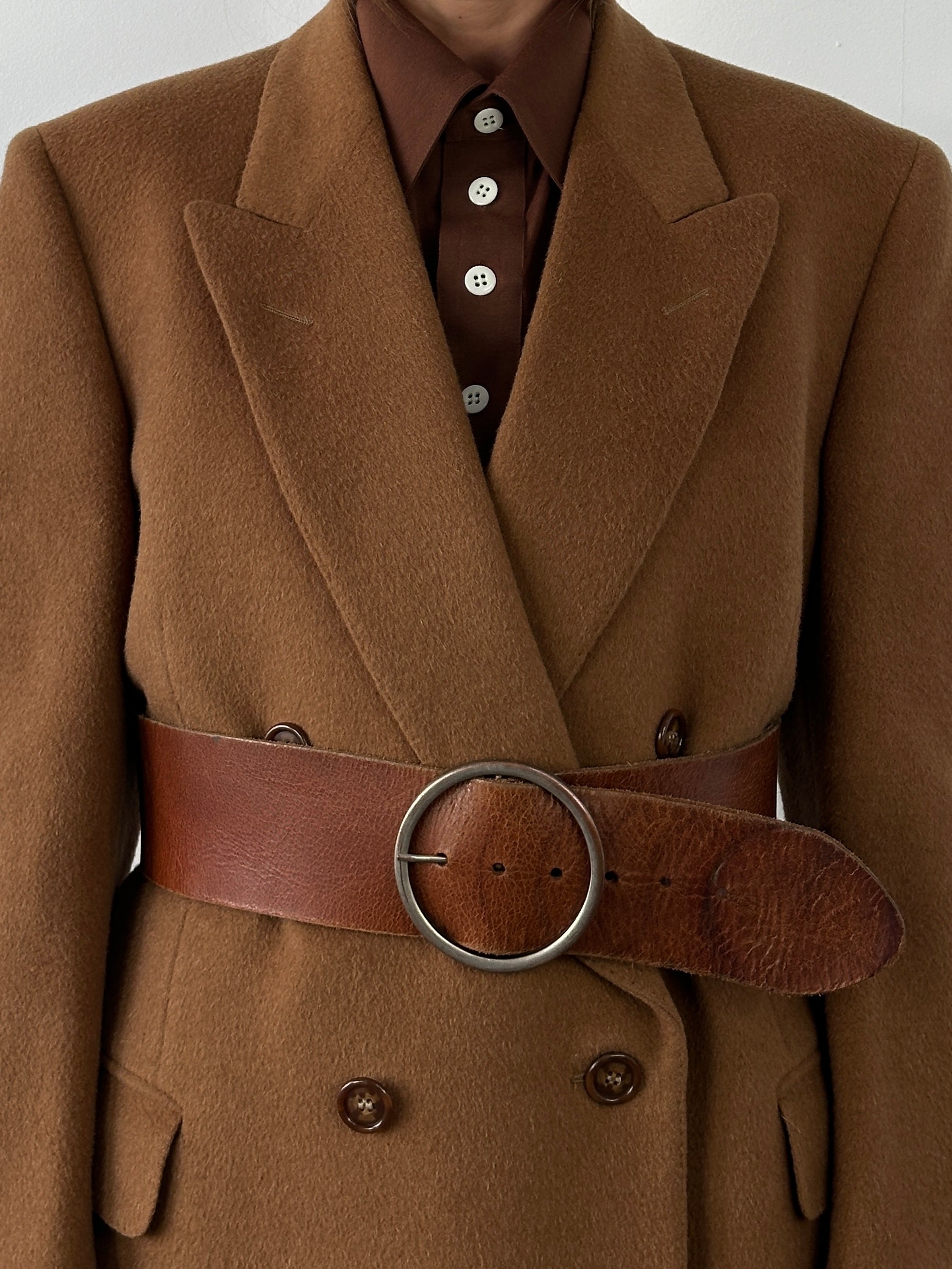 Vintage 1990s round leather chunky belt with adjustable W38-42, featuring a classic design and textured brown leather.