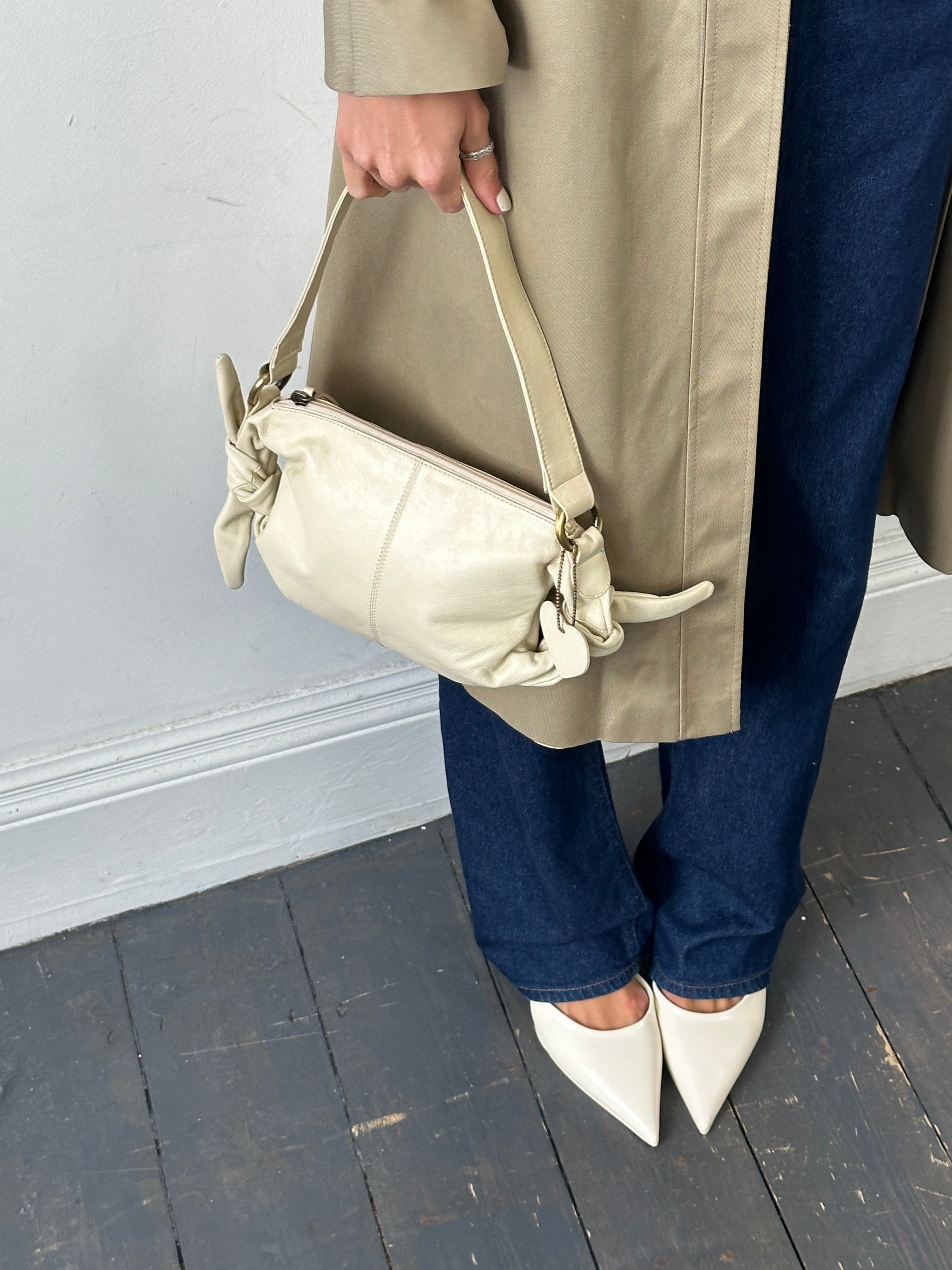 Vintage soft leather knot shoulder bag with a classic design, featuring a stylish leather strap and a spacious interior.