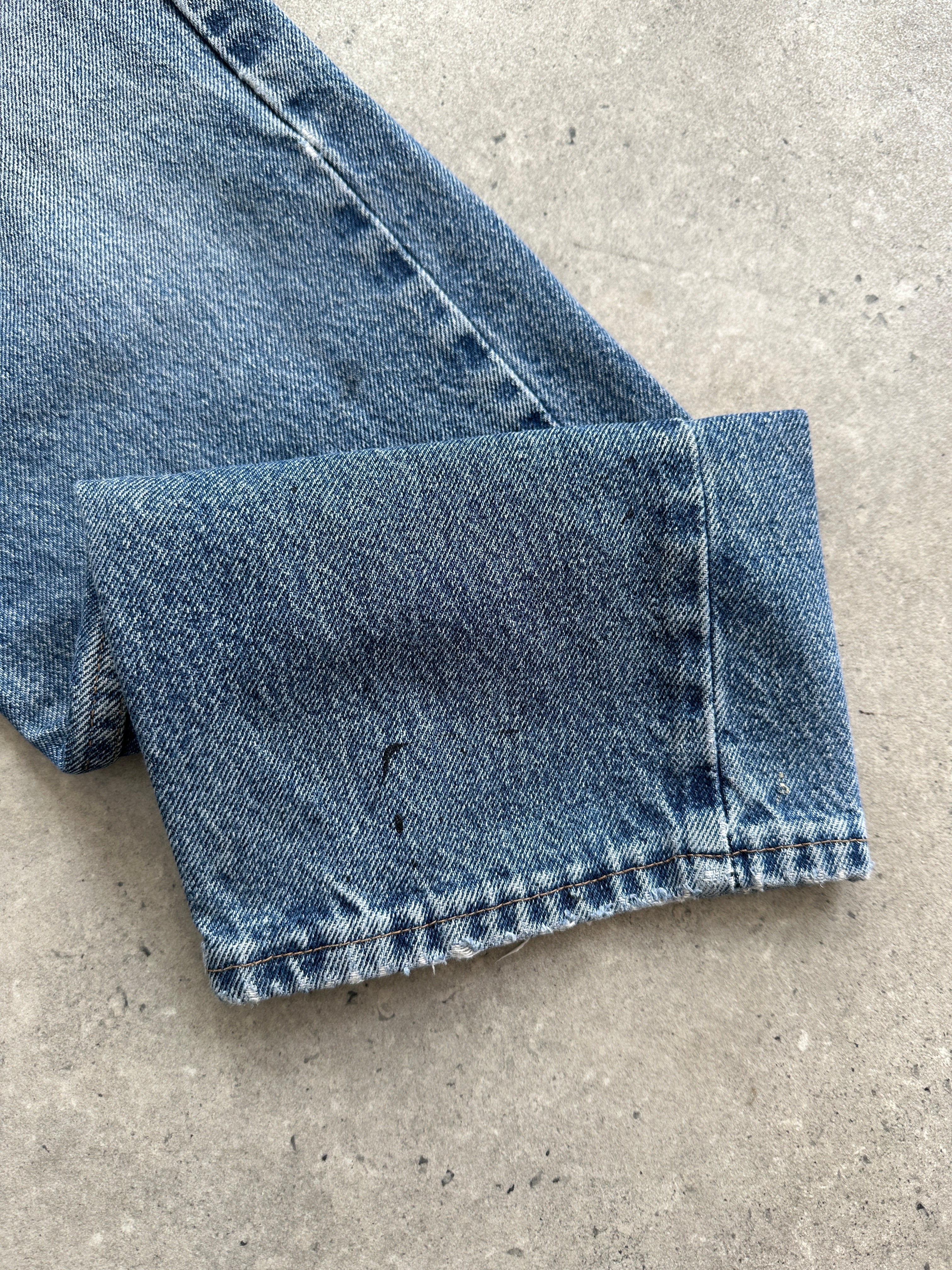 Wrangler mid wash straight leg high-waisted denim jeans, size W28, showing front view with classic five-pocket design.
