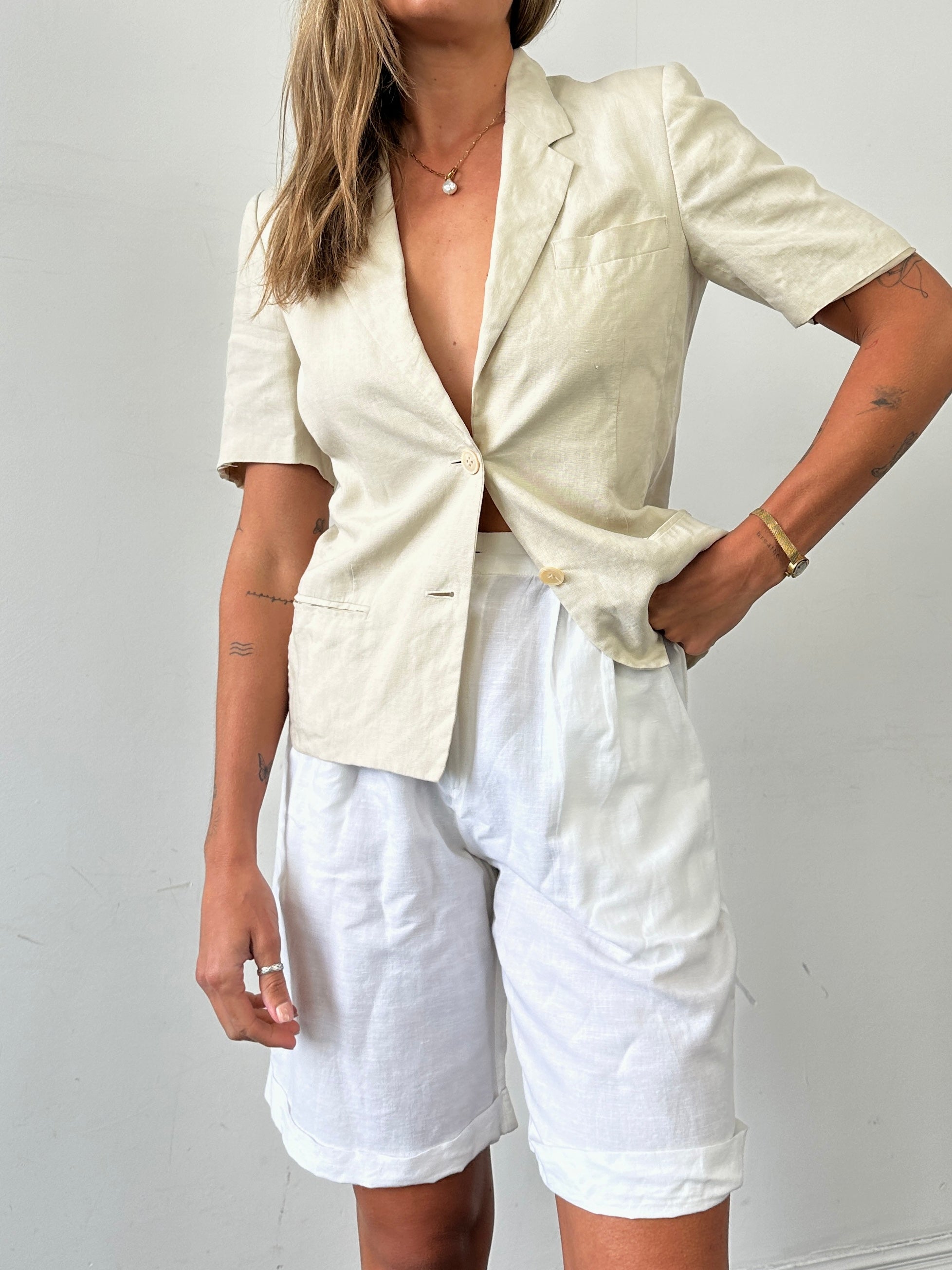 Max Mara pure linen short sleeve blazer in light fabric, tailored fit, natural beige color, front buttons, and classic collar.
