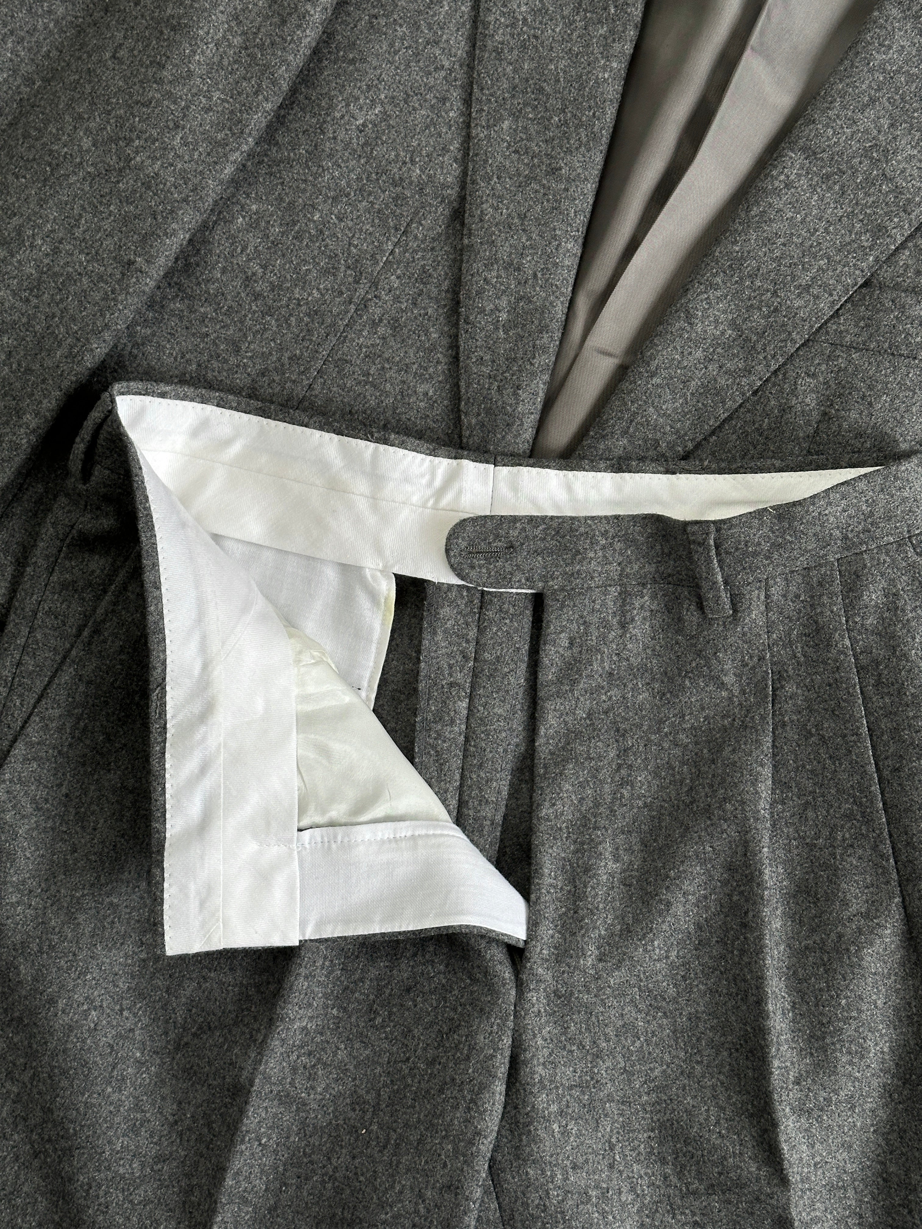 Vintage Italian vintage pure wool single-breasted jumpsuit in size XS/W27, showcasing classic tailored design and fabric texture.