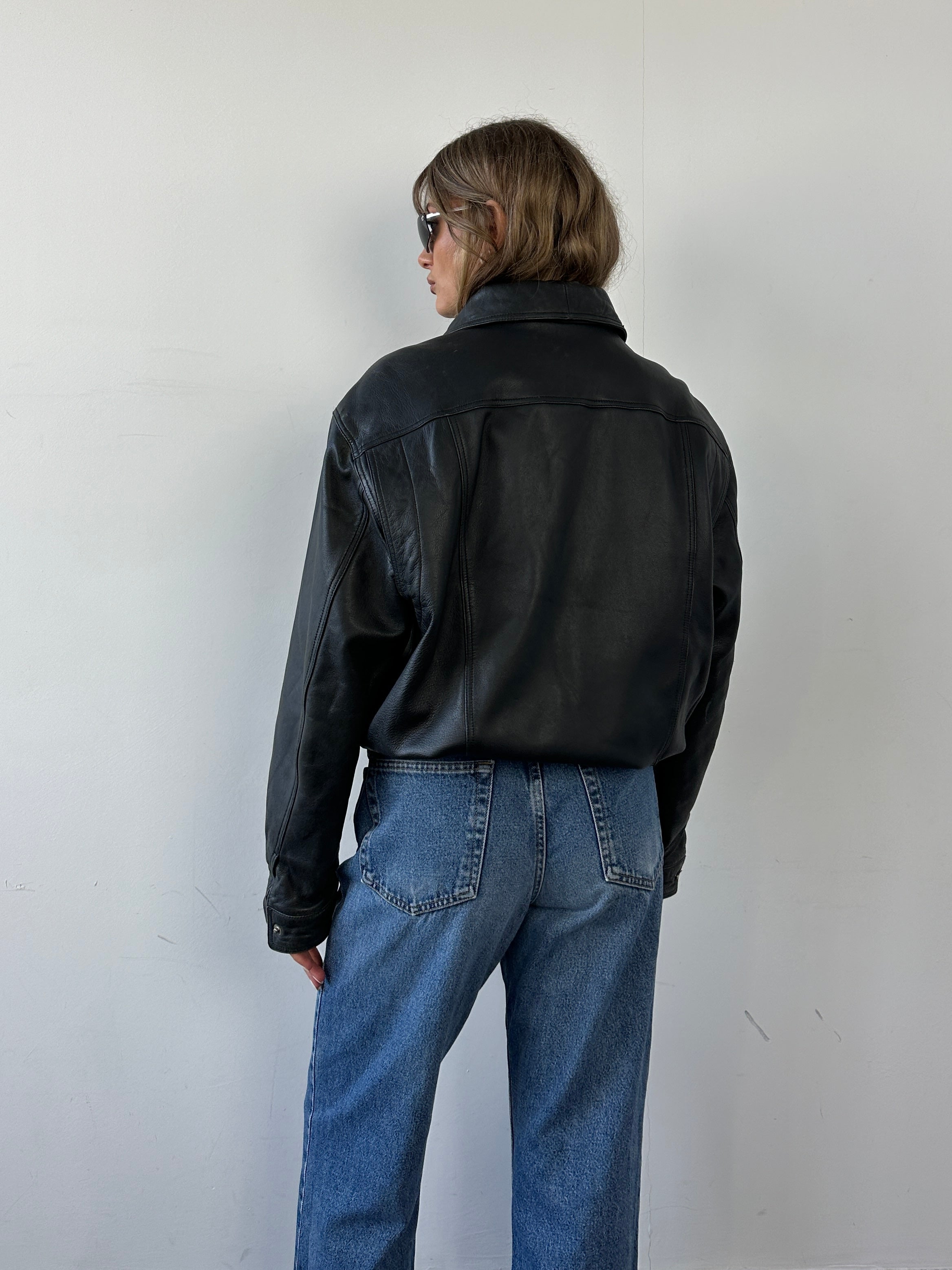 Italian vintage smooth leather bomber jacket in size large, featuring classic design and high-quality craftsmanship.