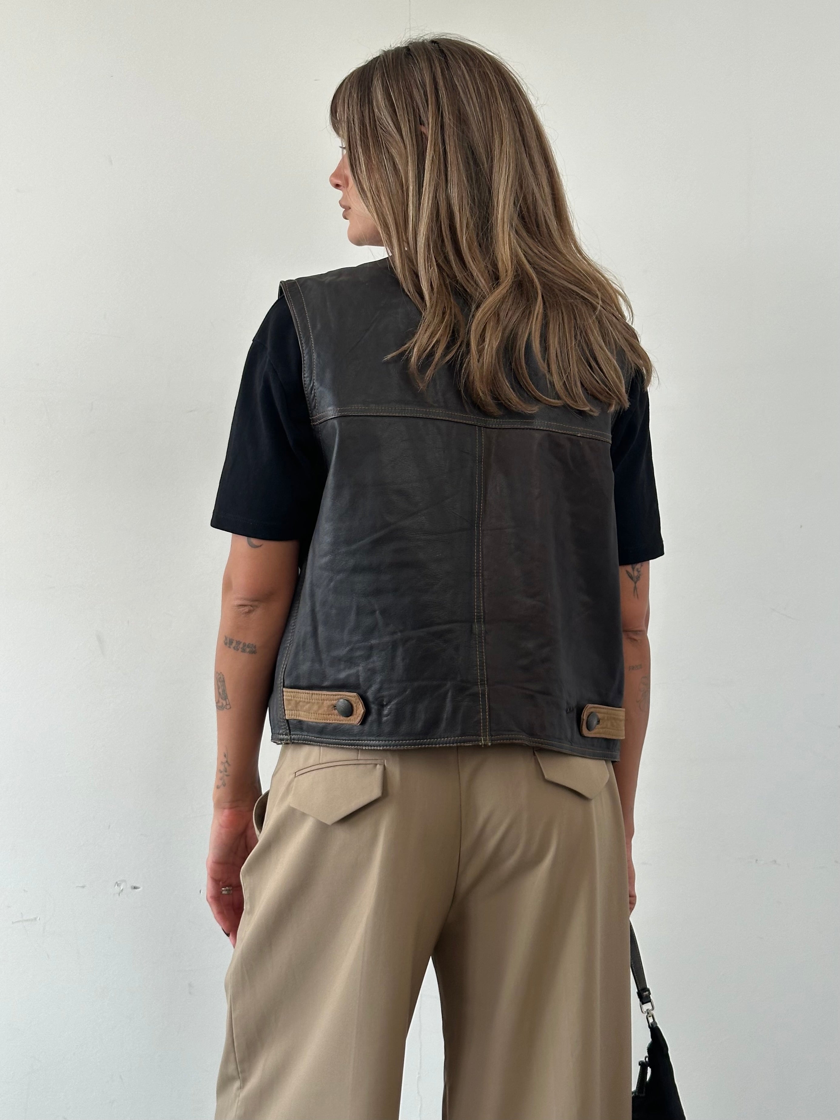 Vintage camel distressed leather waistcoat in size M, stylish sleeveless vest with rugged texture and classic design.