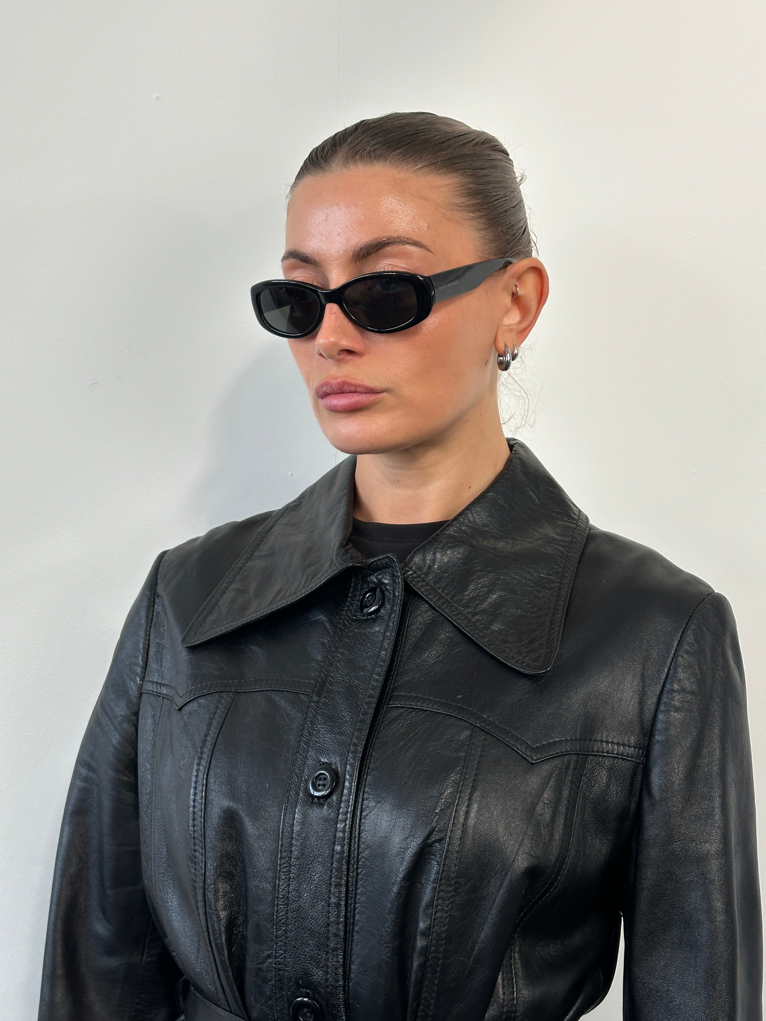 Vintage 1990s Dagger Collar leather jacket with belt, size M, featuring classic distressed leather and retro style details.