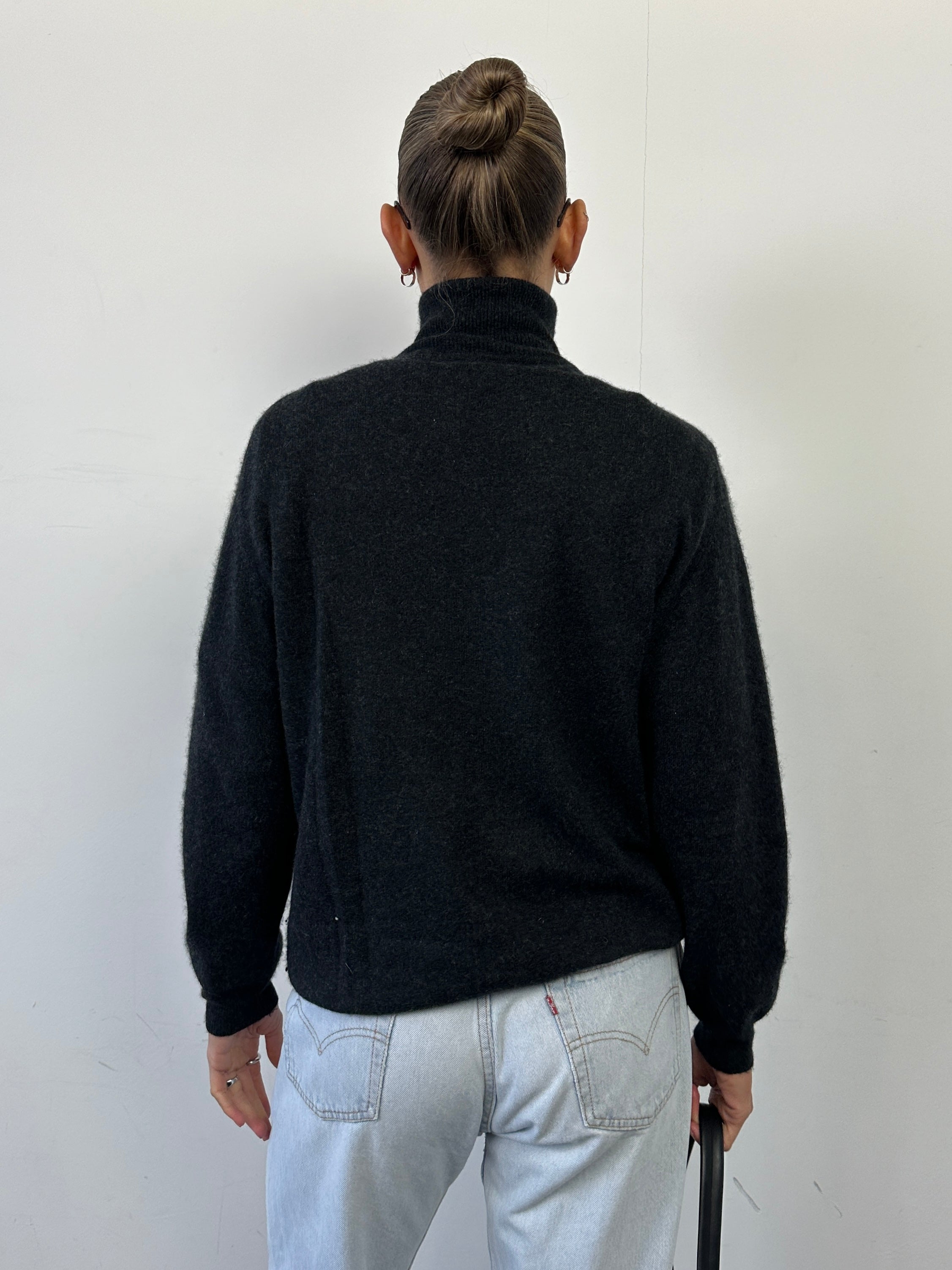 Vintage Italian pure cashmere roll neck jumper in size large, soft knitted sweater with a classic design and cozy fit.